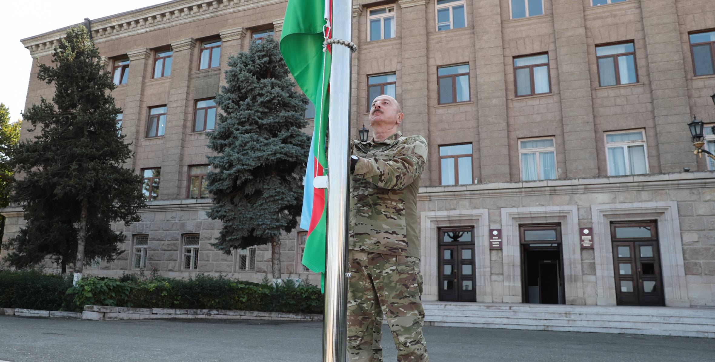 Ильхам Алиев поднял Государственный флаг Азербайджанской Республики в городе Ханкенди и выступил с речью