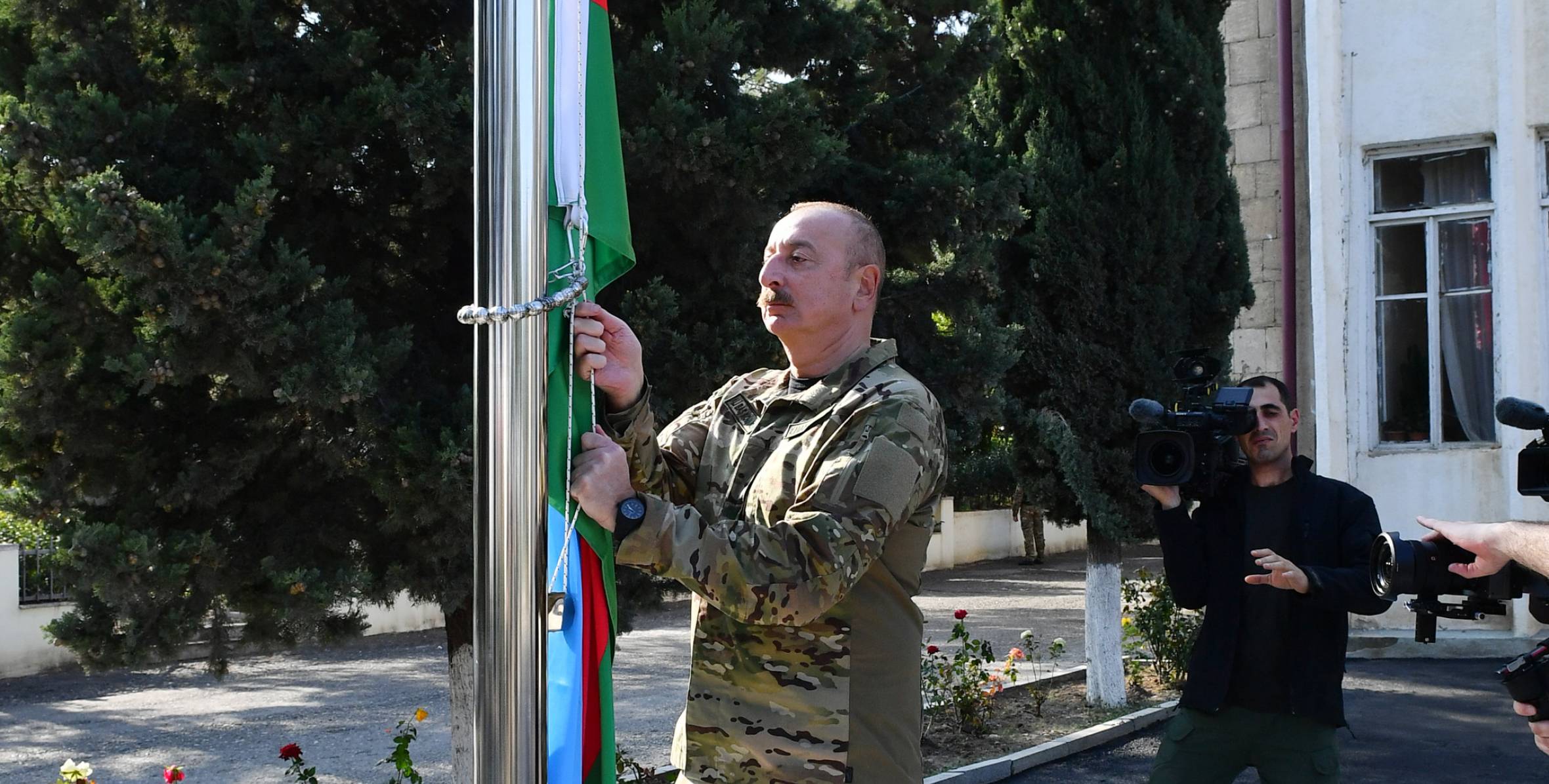 Ильхам Алиев поднял Государственный флаг Азербайджанской Республики в поселке Аскеран Ходжалинского района