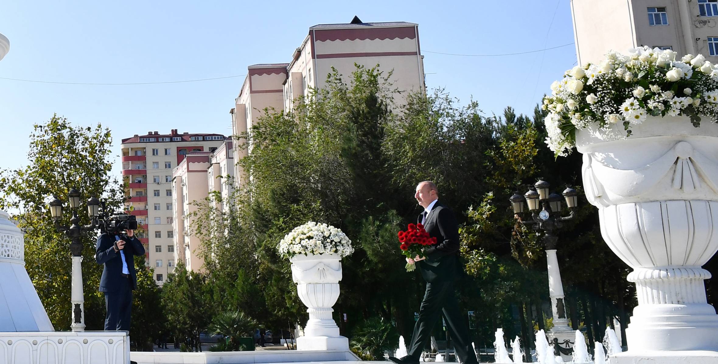 Ilham Aliyev visited statue of Great Leader Heydar Aliyev in the city of Sumgayit
