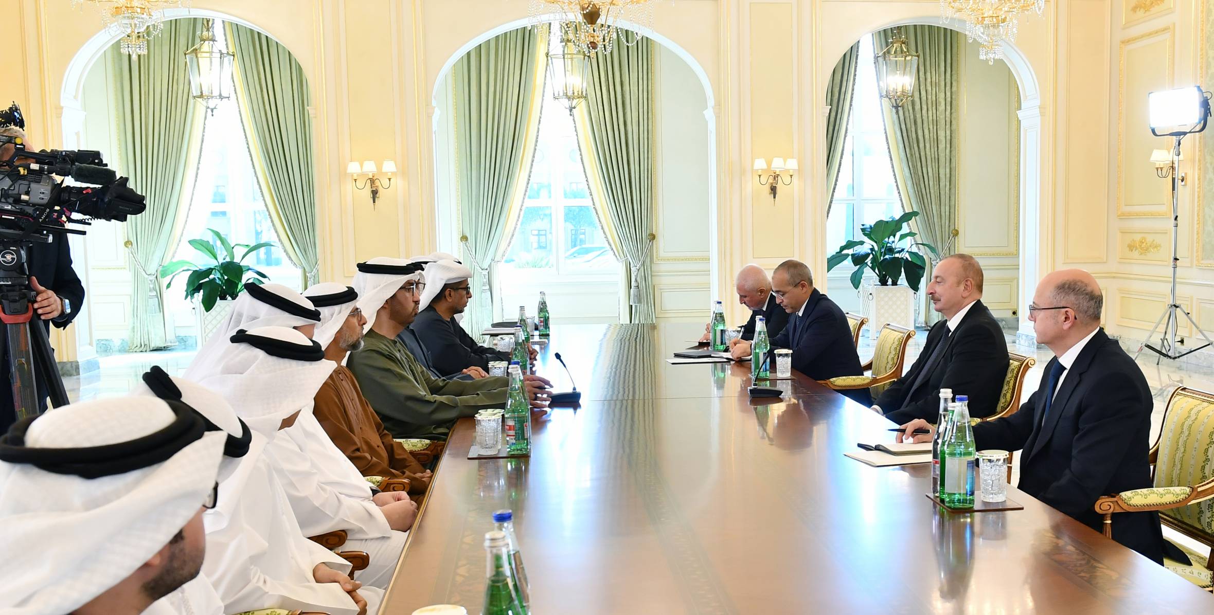 Ильхам Алиев принял делегацию во главе с министром промышленности и передовых технологий Объединенных Арабских Эмиратов