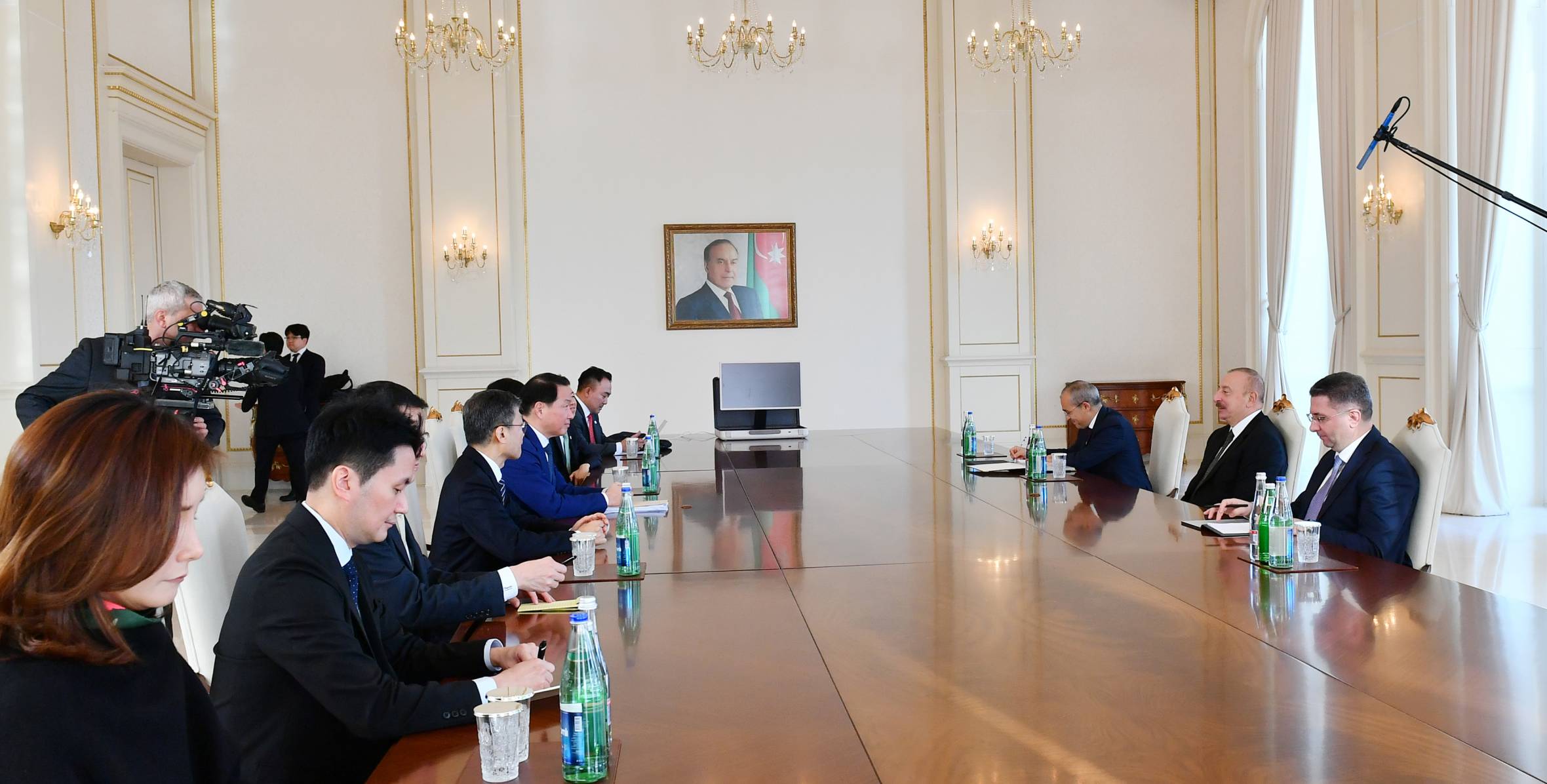 Ильхам Алиев принял делегацию во главе с председателем Торгово-промышленной палаты Республики Корея