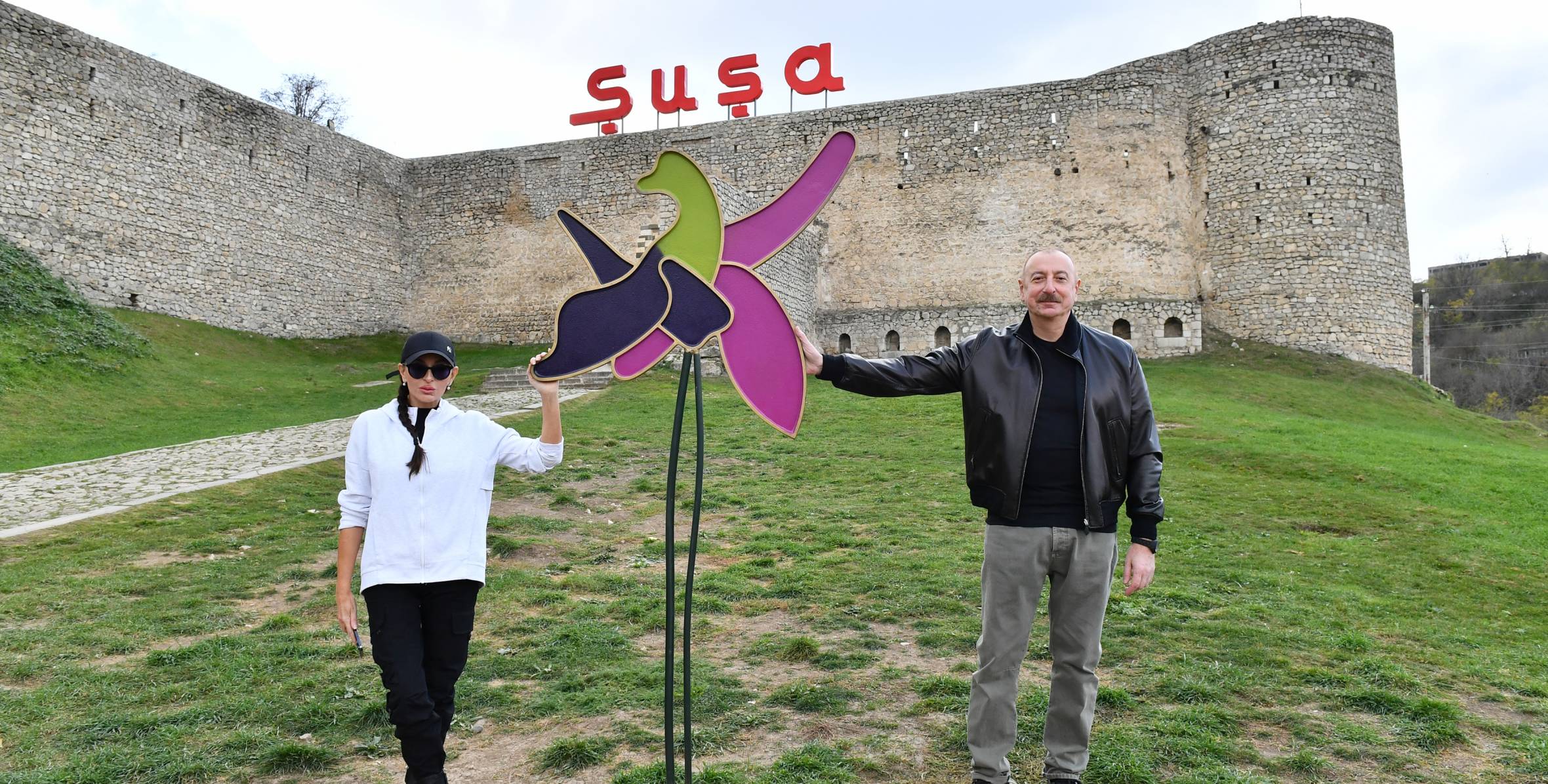 Ильхам Алиев и первая леди Мехрибан Алиева посмотрели в городе Шуша Крепостную стену и прилегающую к ней территорию
