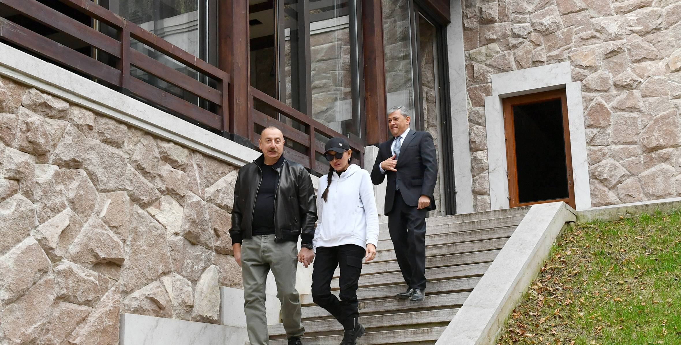 Ильхам Алиев и первая леди Мехрибан Алиева посетили Иса булагы в Шуше