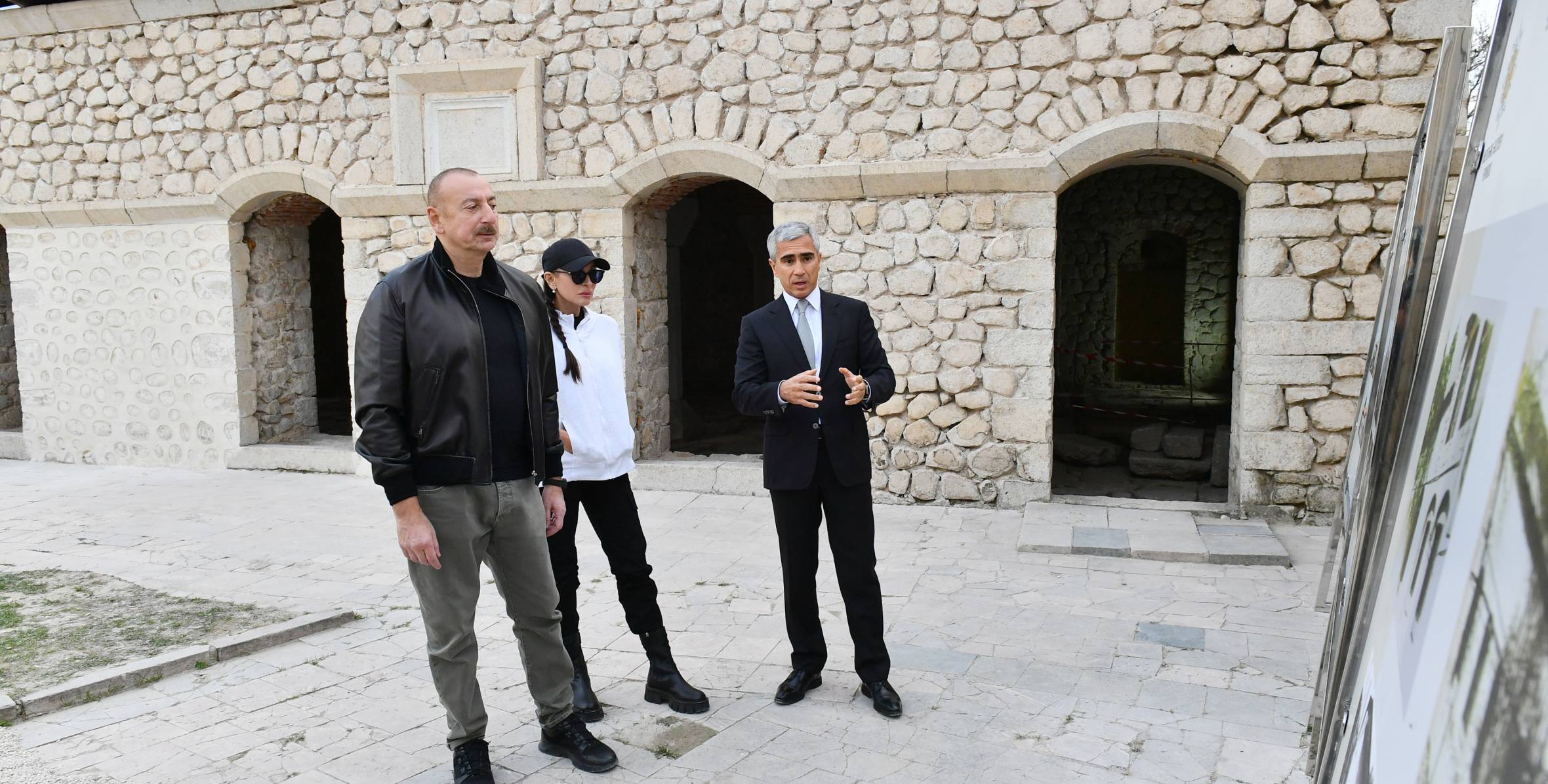 Ильхам Алиев и первая леди Мехрибан Алиева ознакомились с реставрационными работами, проводимыми Фондом Гейдара Алиева в мечети Мамайы в Шуше