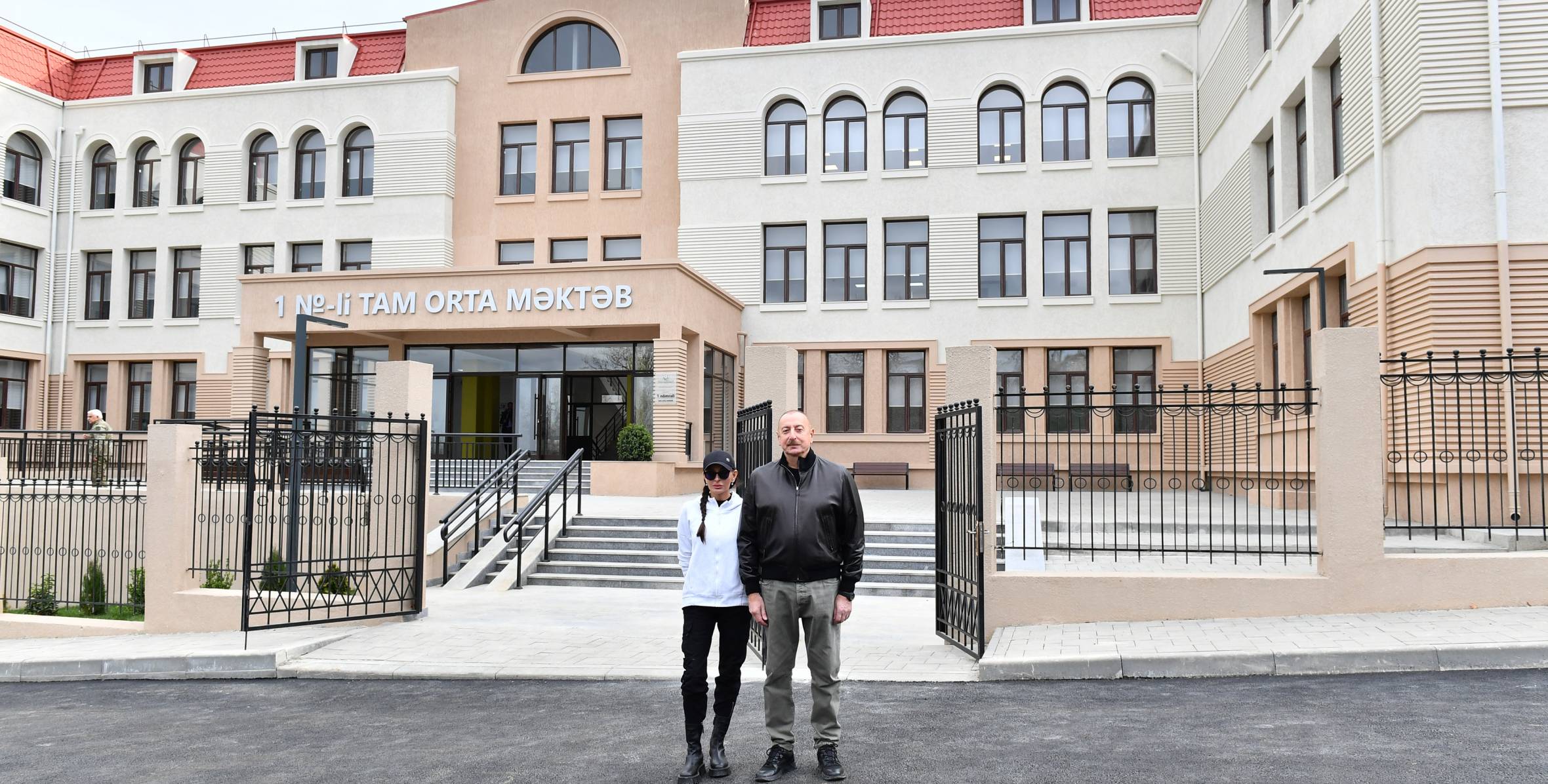 Ильхам Алиев и первая леди Мехрибан Алиева приняли участие в открытии Шушинской городской полной средней школы номер 1