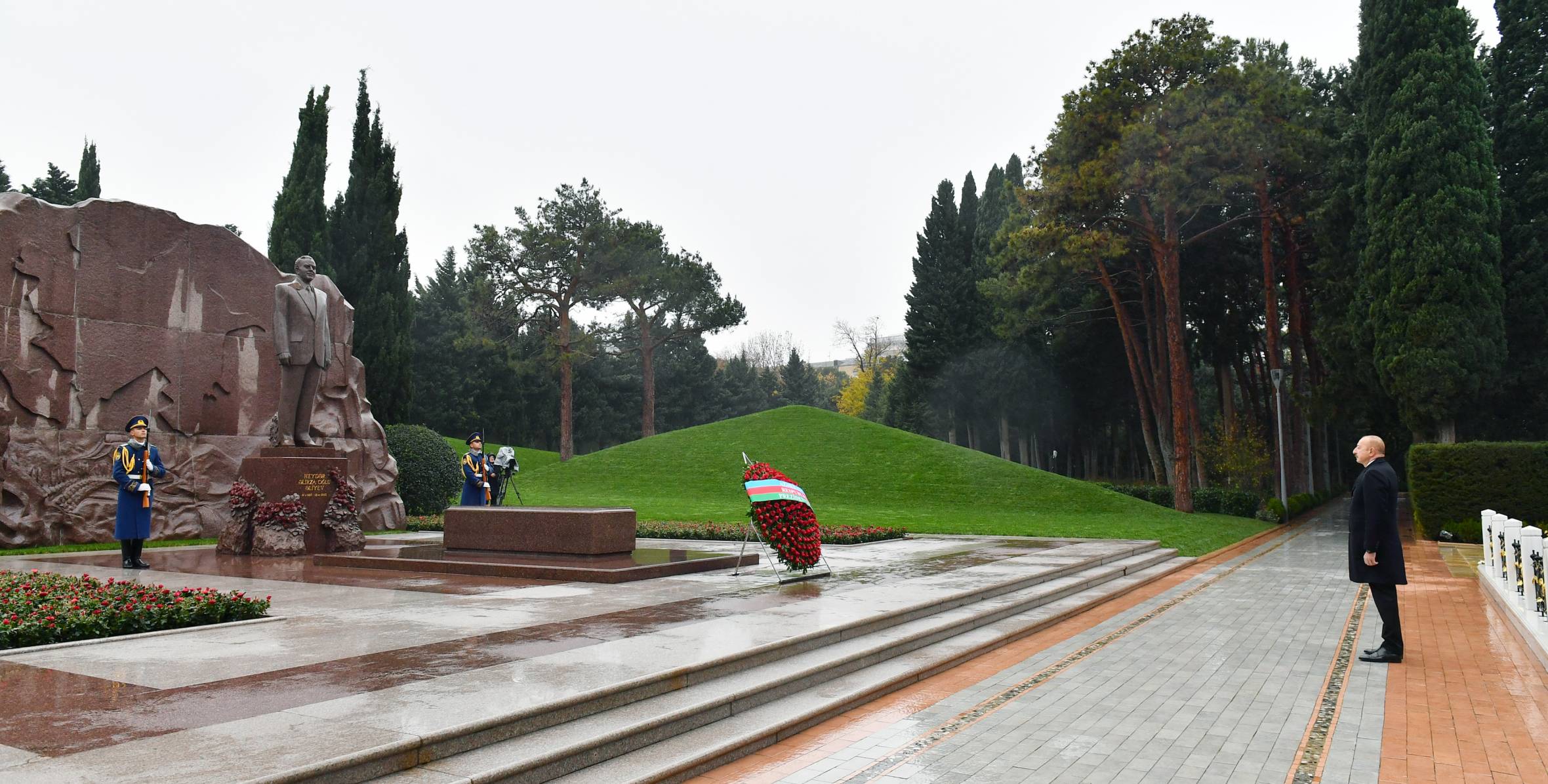 Ilham Aliyev visited the tomb of National Leader Heydar Aliyev