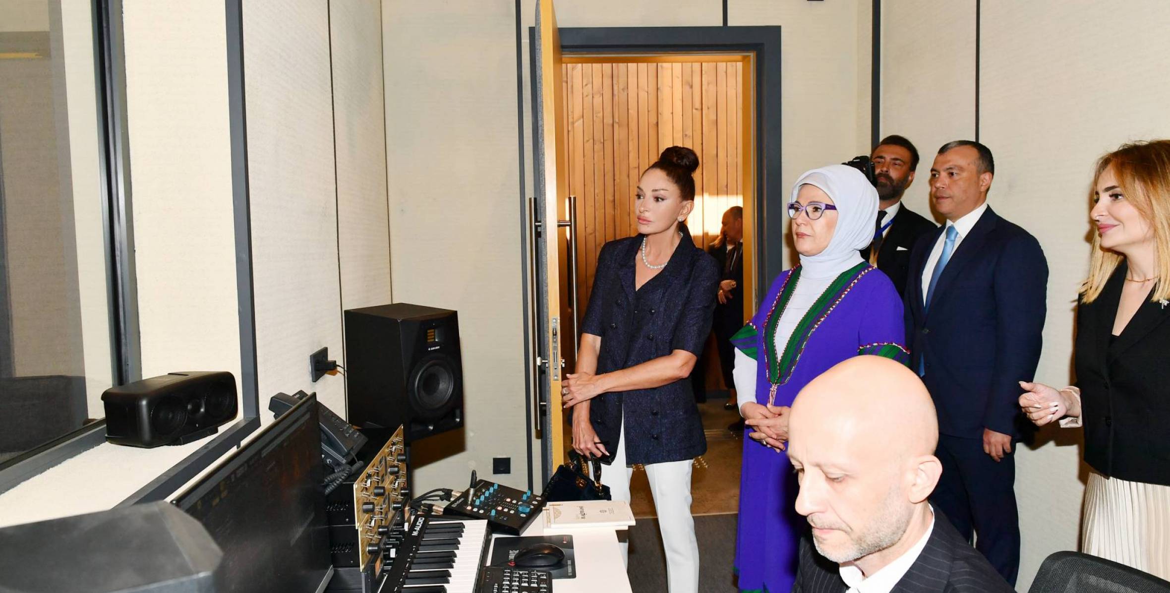 Первые леди Азербайджана и Турции ознакомились с Центром инклюзивного развития и творчества DOST в Баку 