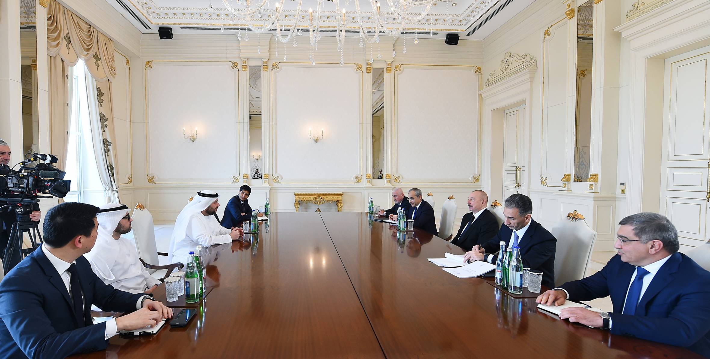 Ильхам Алиев принял министра инвестиций Объединенных Арабских Эмиратов