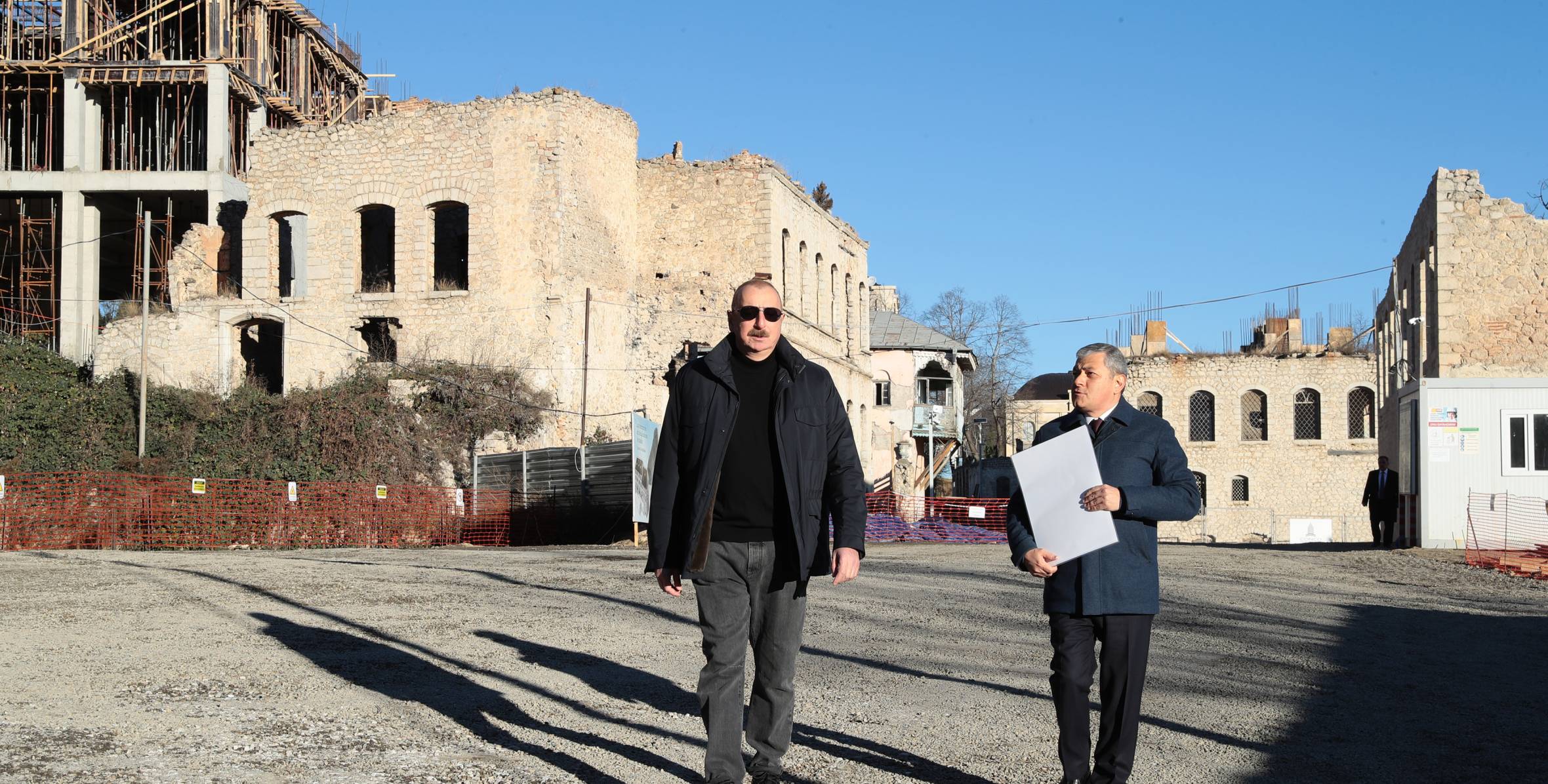 Ильхам Алиев ознакомился со строительными работами, проводимыми на улице Карабах в городе Шуша