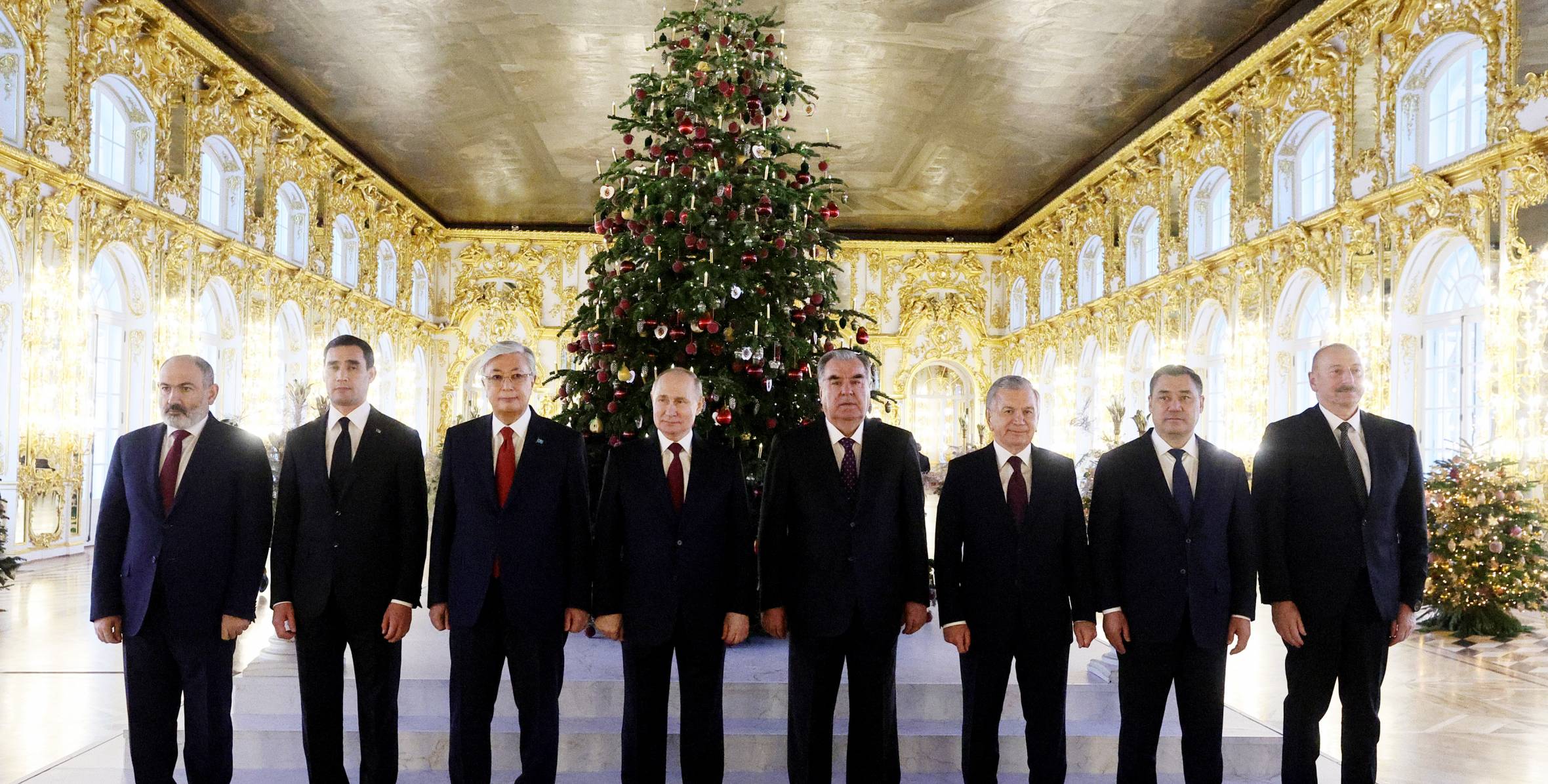 Ильхам Алиев и лидеры других стран, участвующие в неформальной встрече глав государств СНГ, ознакомились с Екатерининским дворцом в Санкт-Петербурге