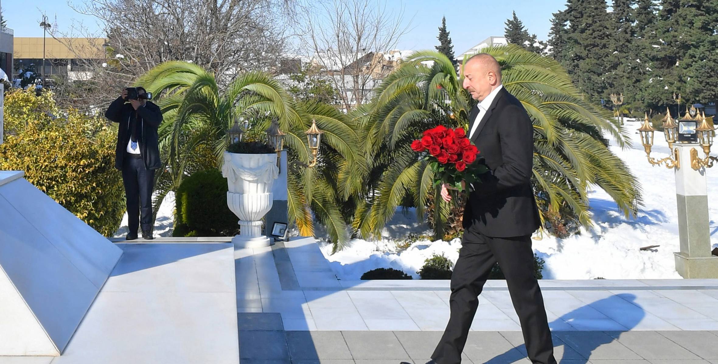 Ильхам Алиев посетил памятник общенациональному лидеру Гейдару Алиеву в городе Лянкяран