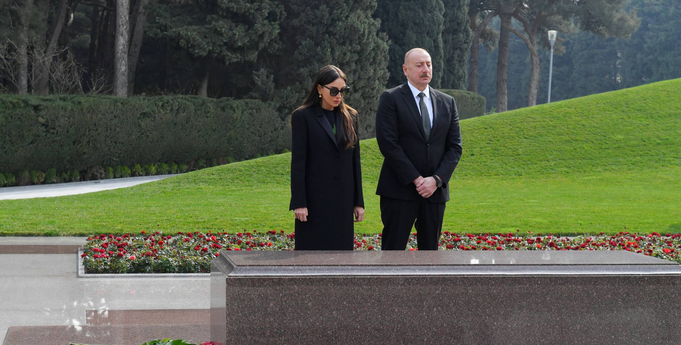 Ильхам Алиев посетил могилу общенационального лидера Гейдара Алиева
