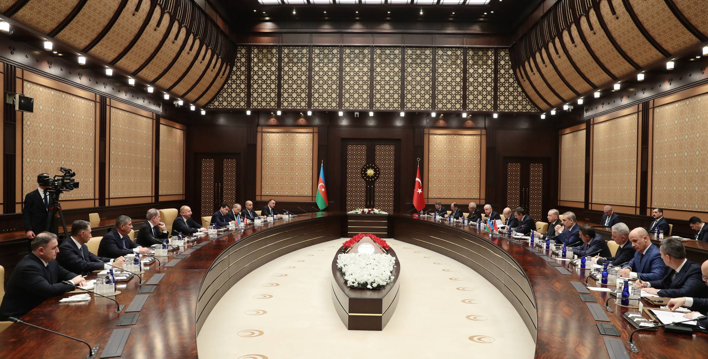 Состоялась встреча Ильхама Алиева и Президента Турции Реджепа Тайипа Эрдогана в расширенном составе