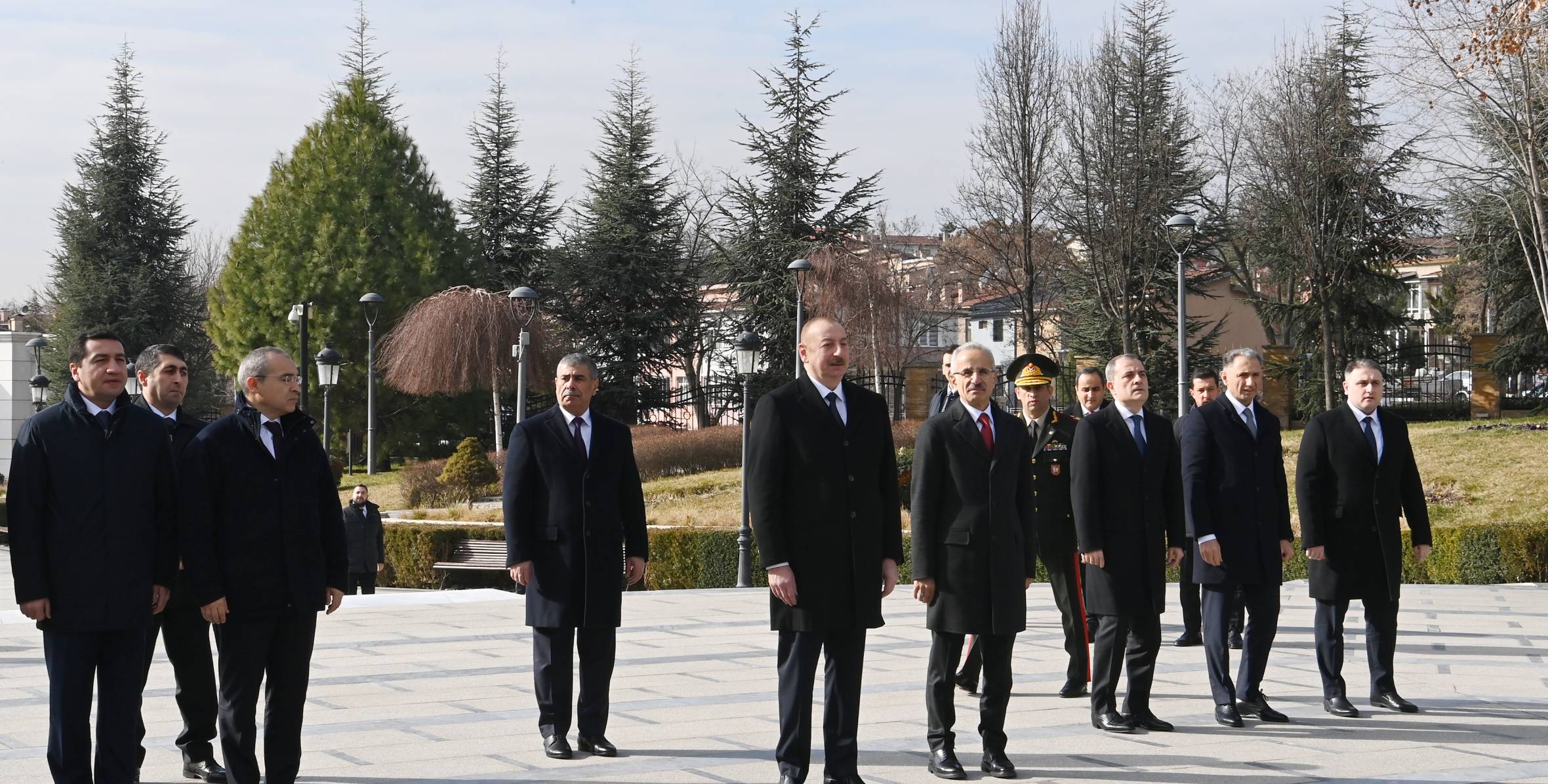 İlham Əliyev Ankarada Ulu Öndər Heydər Əliyevin abidəsini ziyarət edib