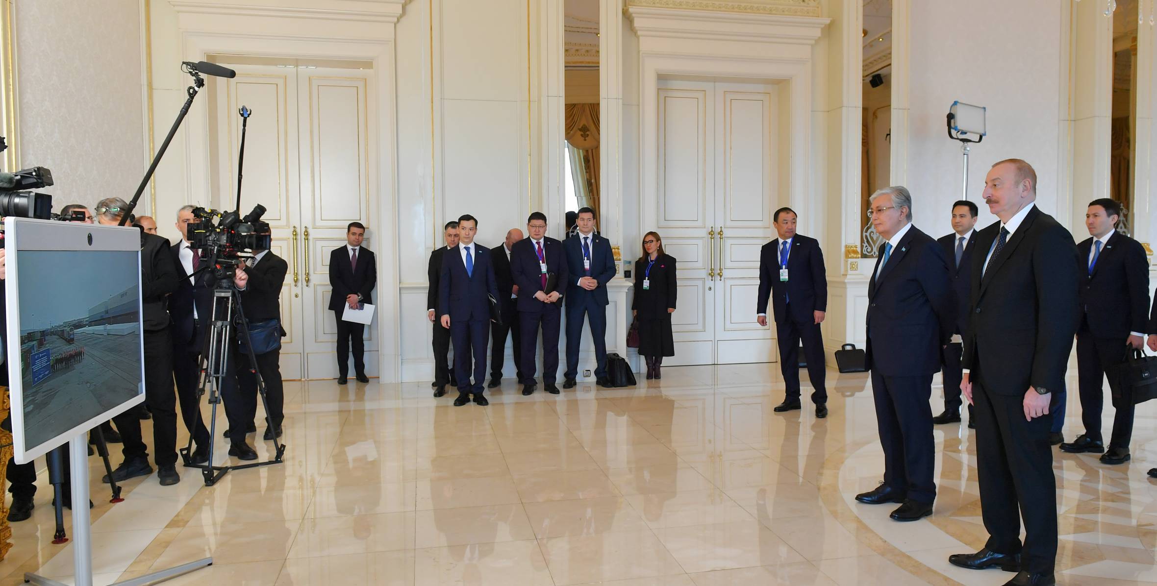 Президенты Азербайджана и Казахстана по видеосвязи наблюдали за церемонией прибытия контейнерного поезда с китайского терминала Сиань на бакинскую станцию «Абшерон»