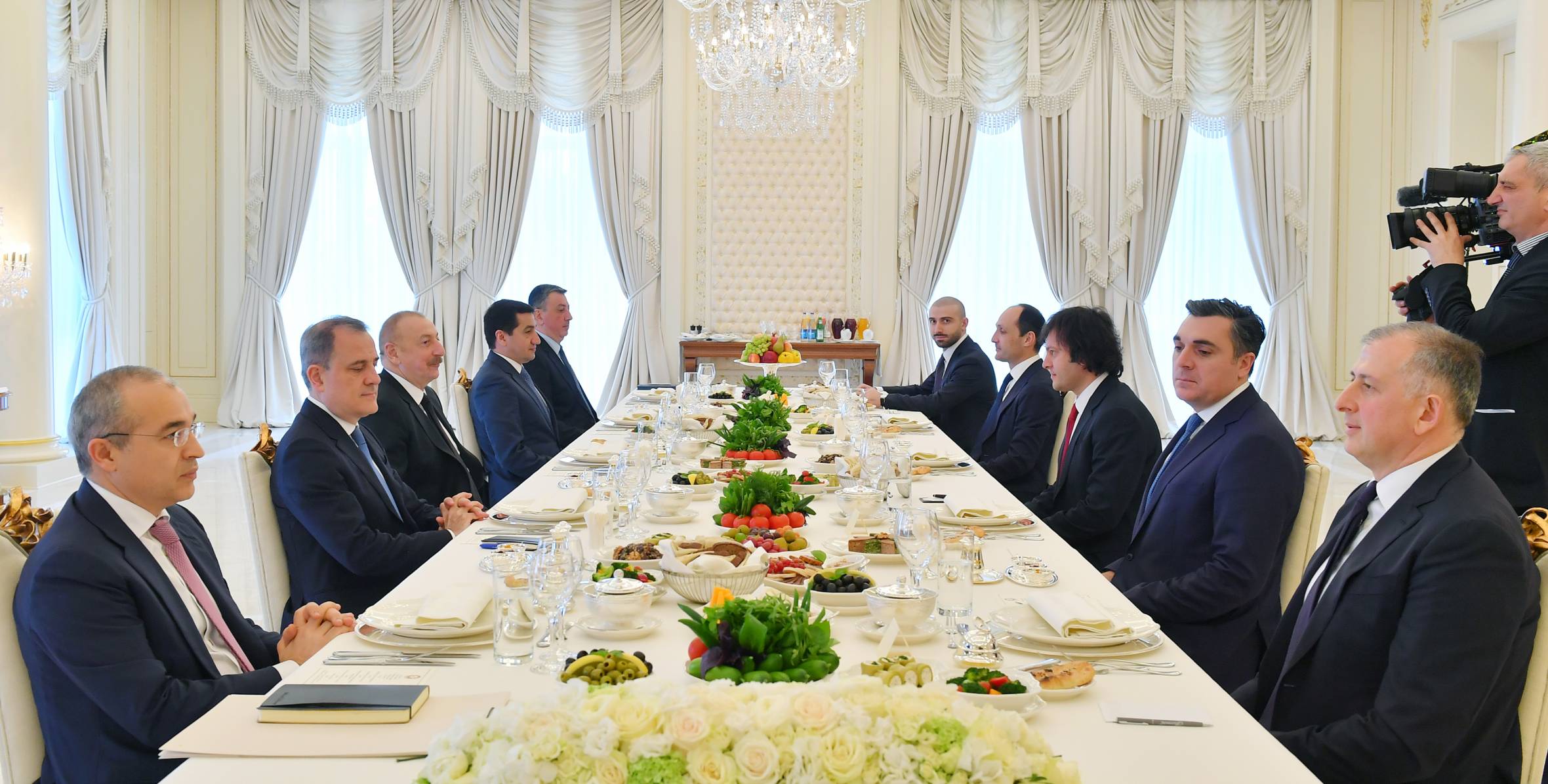 Состоялась встреча Президента Ильхама Алиева с премьер-министром Грузии Ираклием Кобахидзе в расширенном составе