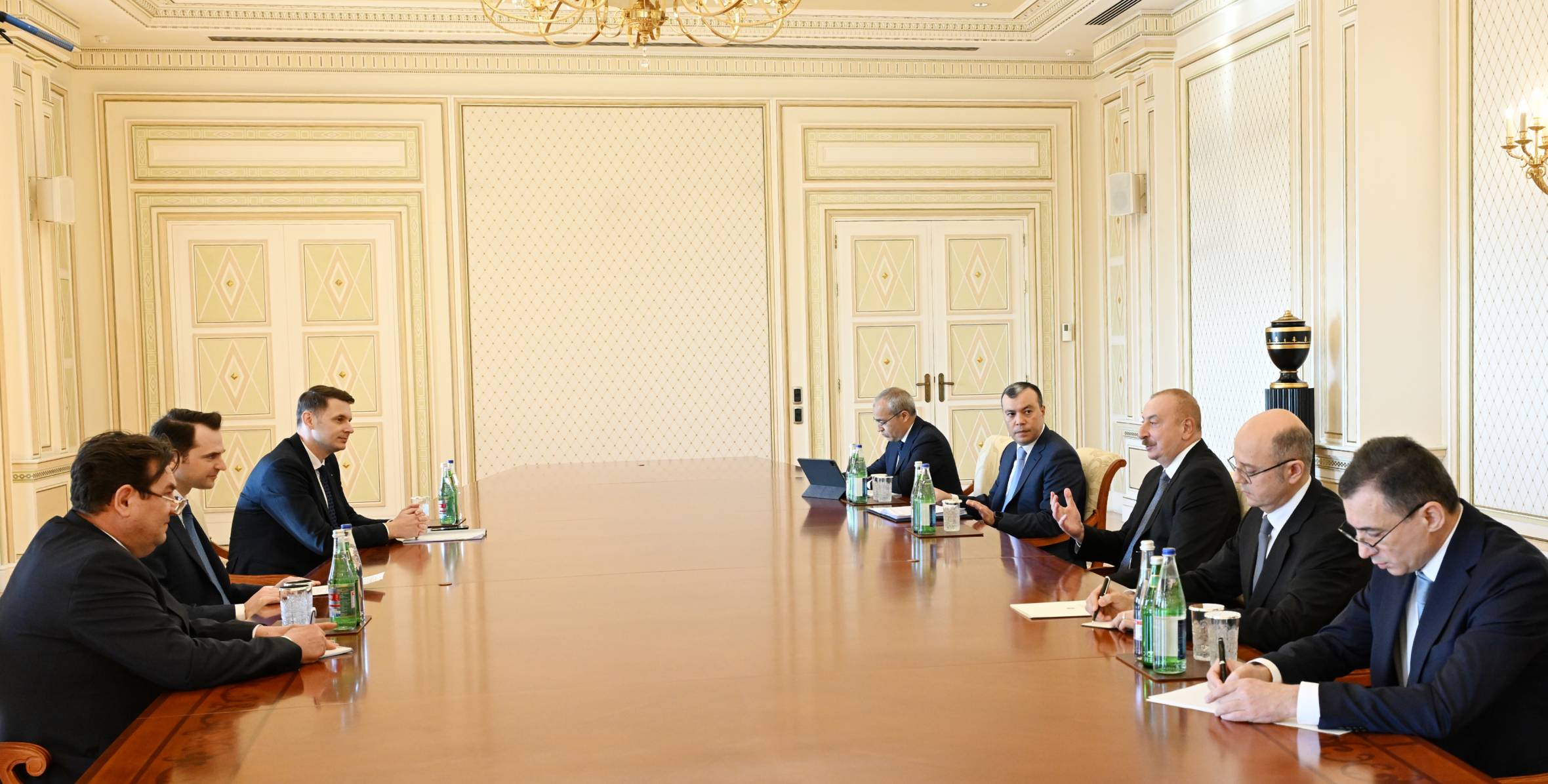 Ильхам Алиев принял министра энергетики Румынии