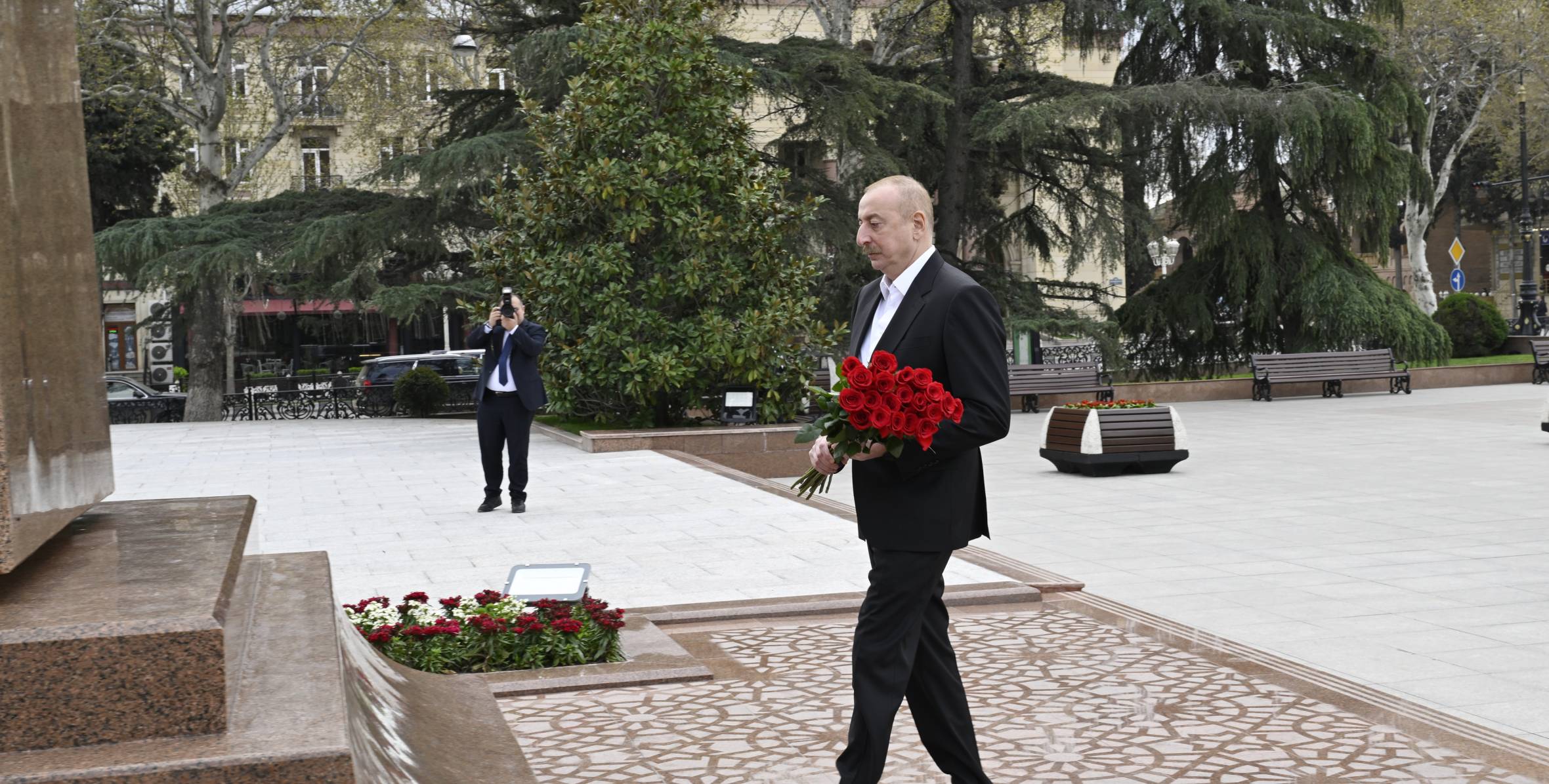 Ilham Aliyev visited statue of Great Leader Heydar Aliyev in Ganja