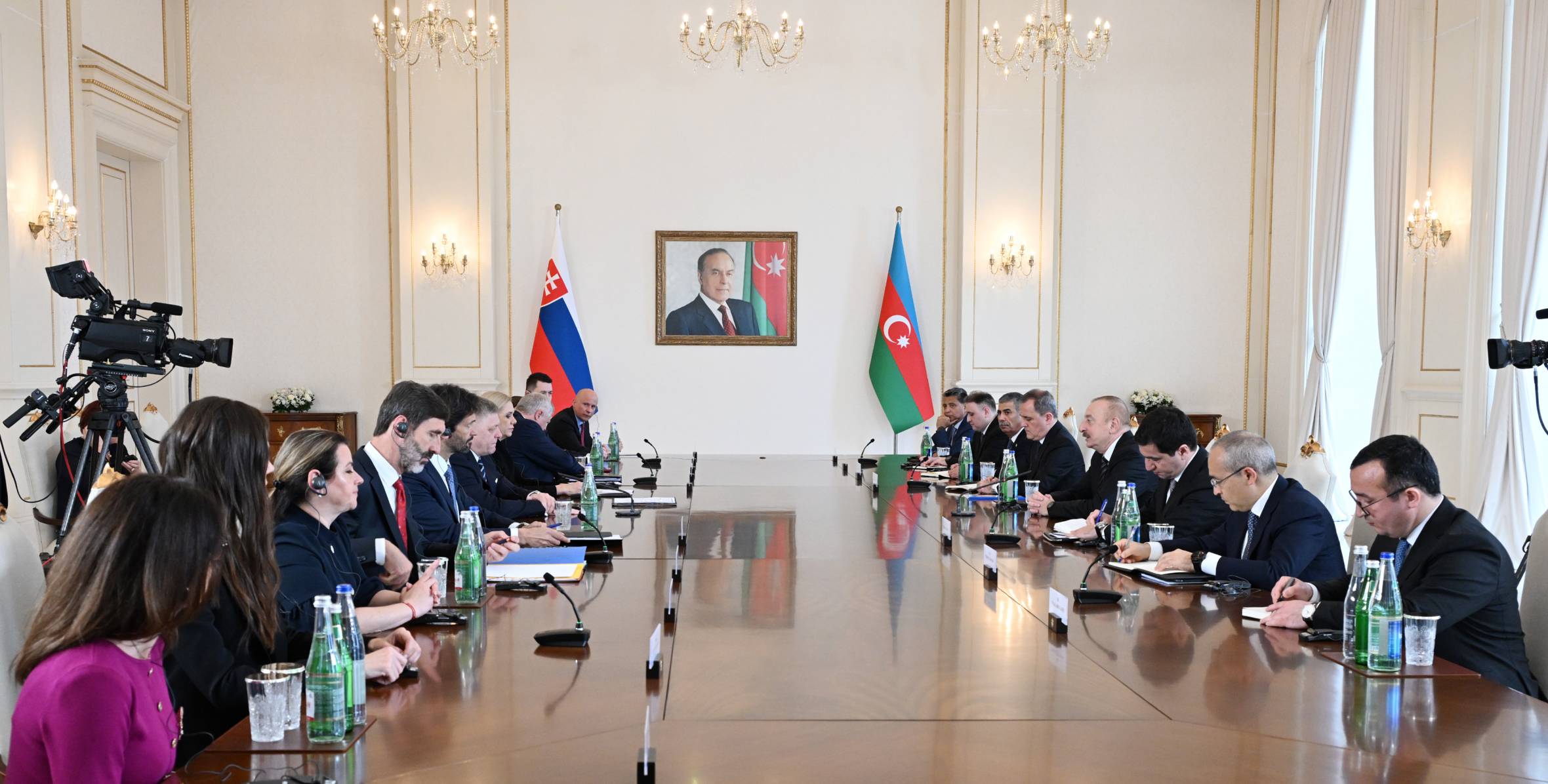 Состоялась встреча Ильхама Алиева с премьер-министром Словакии в расширенном составе