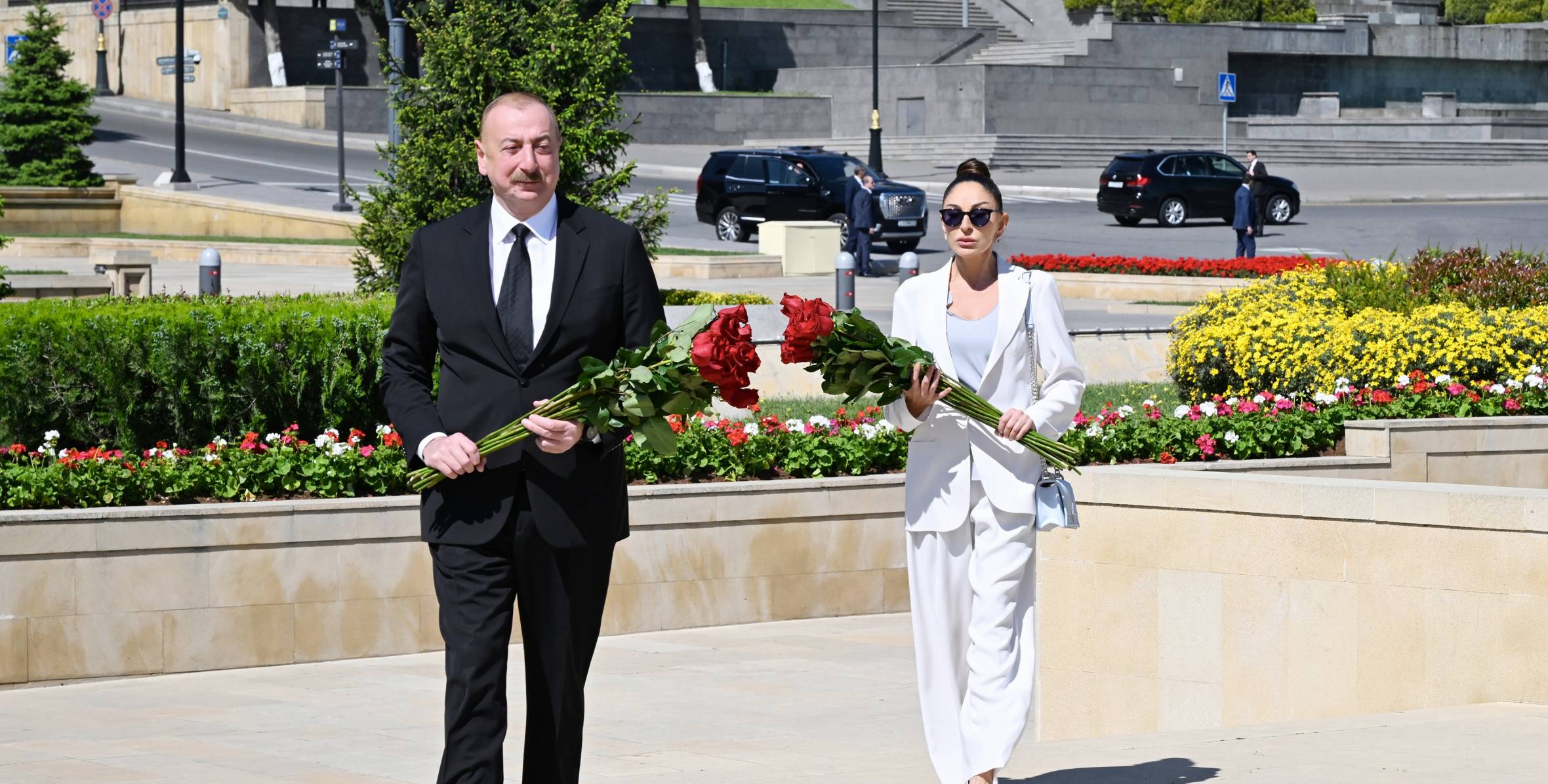 Ильхам Алиев и первая леди Мехрибан Алиева почтили память сынов Азербайджана, погибших за Победу над фашизмом