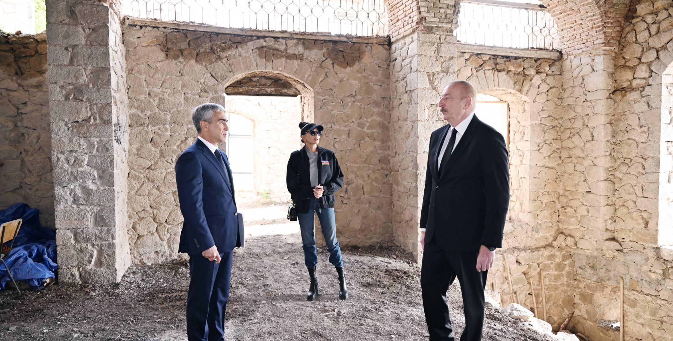 Ильхам Алиев и первая леди Мехрибан Алиева ознакомились с реставрационными работами, проводимыми в мечети Чёль Гала в Шуше