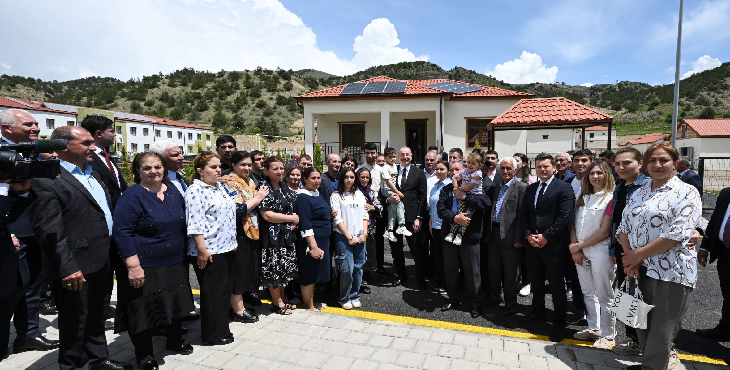 Ильхам Алиев встретился с жителями, переселившимися в село Сус Лачинского района, принял участие в открытии малых гидроэлектростанций