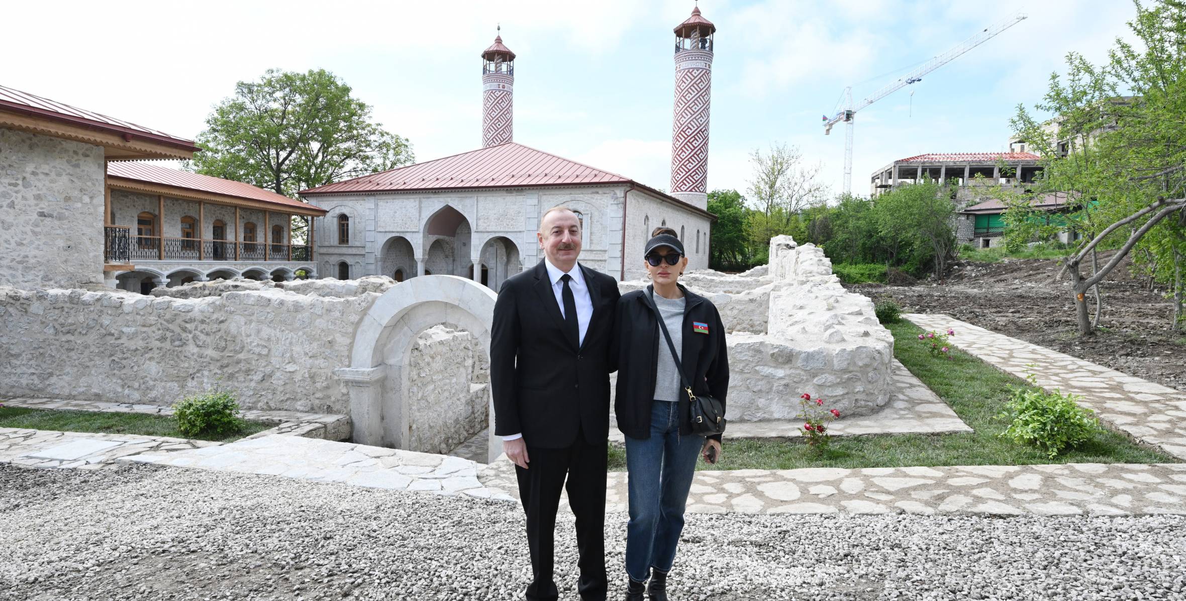 Ильхам Алиев и первая леди Мехрибан Алиева ознакомились с реставрационными работами, проводимыми в мечети Ашагы Говхар Ага в Шуше