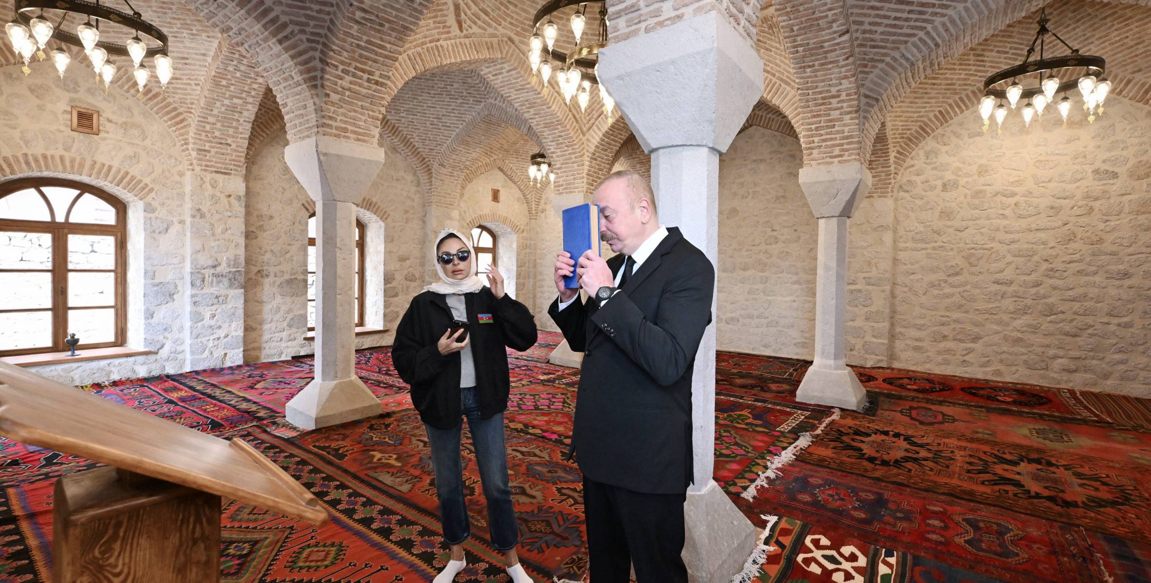 Ильхам Алиев и первая леди Мехрибан Алиева приняли участие в открытии после реставрации мечети Мамайы в Шуше