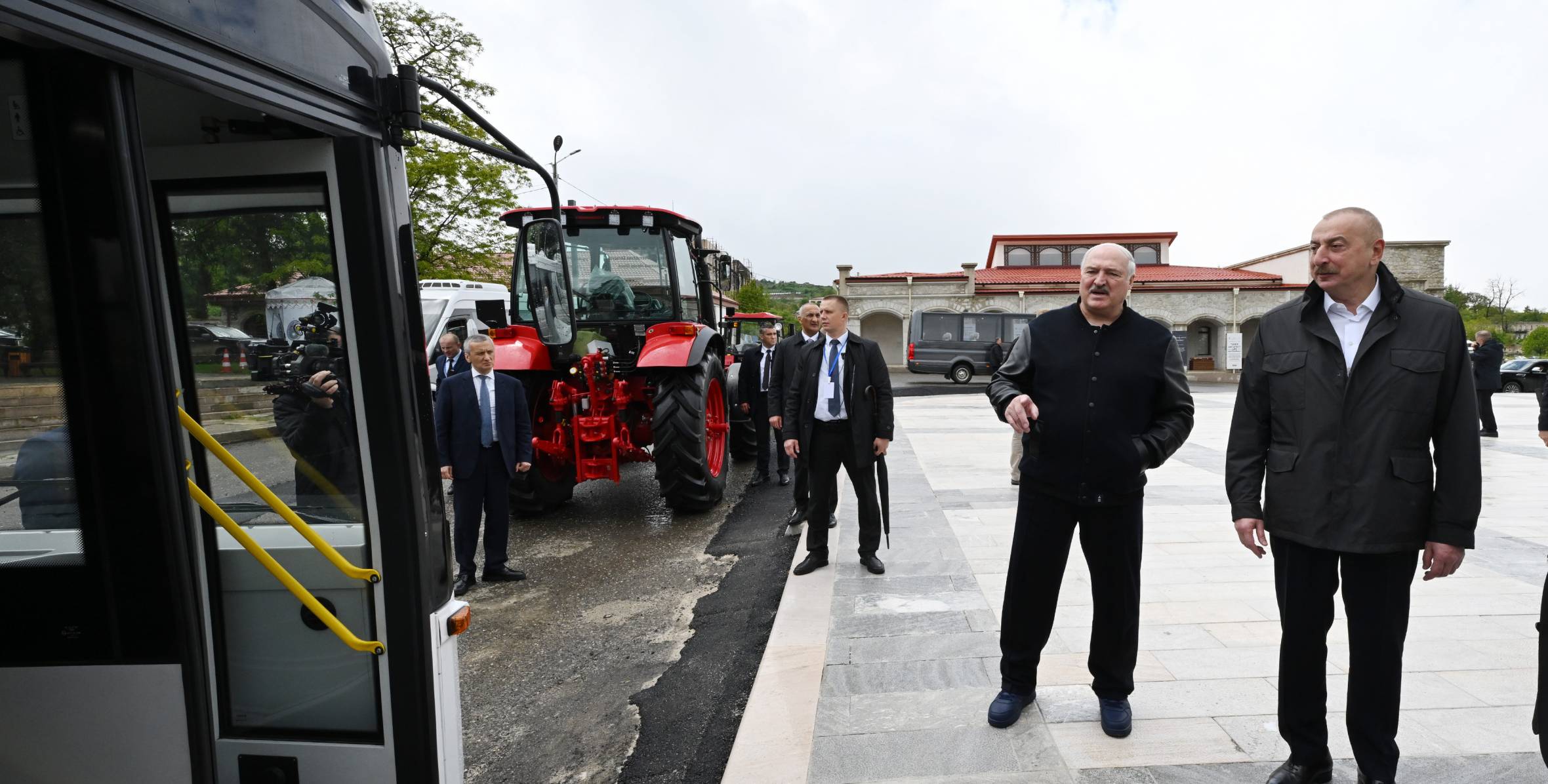 Ильхам Алиев и Александр Лукашенко осмотрели в Шуше автобус совместного азербайджано-белорусского производства и тракторы, подаренные Президентом Беларуси