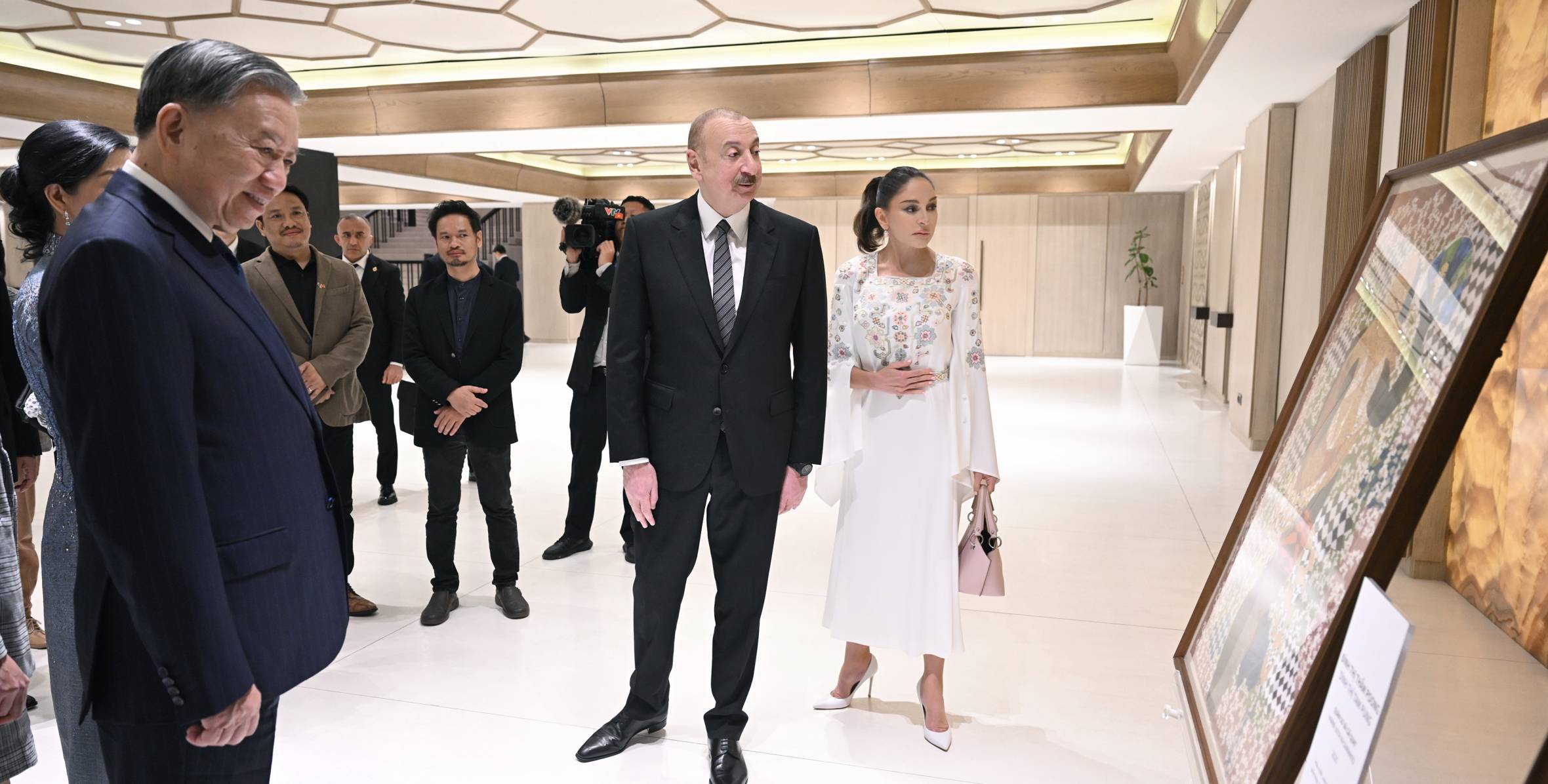 Leaders of Azerbaijan and Vietnam viewed exhibition of Vietnamese paintings