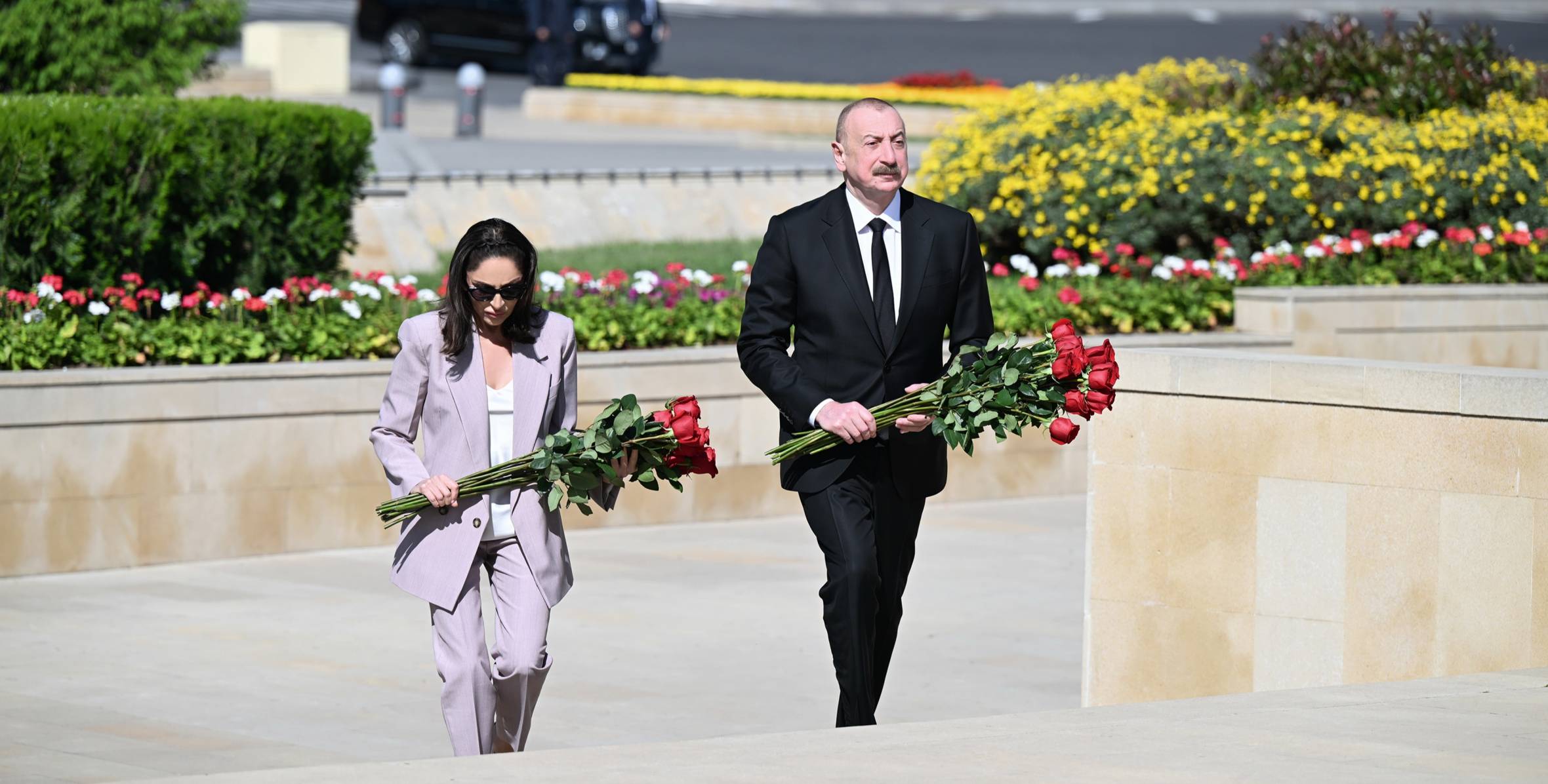 İlham Əliyev və birinci xanım Mehriban Əliyeva faşizm üzərində Qələbə uğrunda mübarizədə həlak olan Azərbaycan övladlarının xatirəsini ehtiramla anıblar