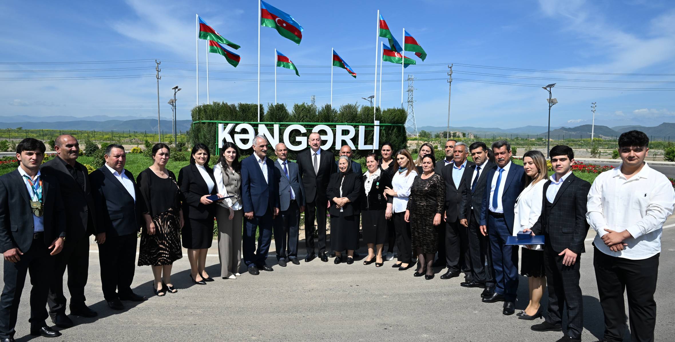 Ilham Aliyev met with residents who moved to Kangarli village in Aghdam and presented them with keys to their new homes