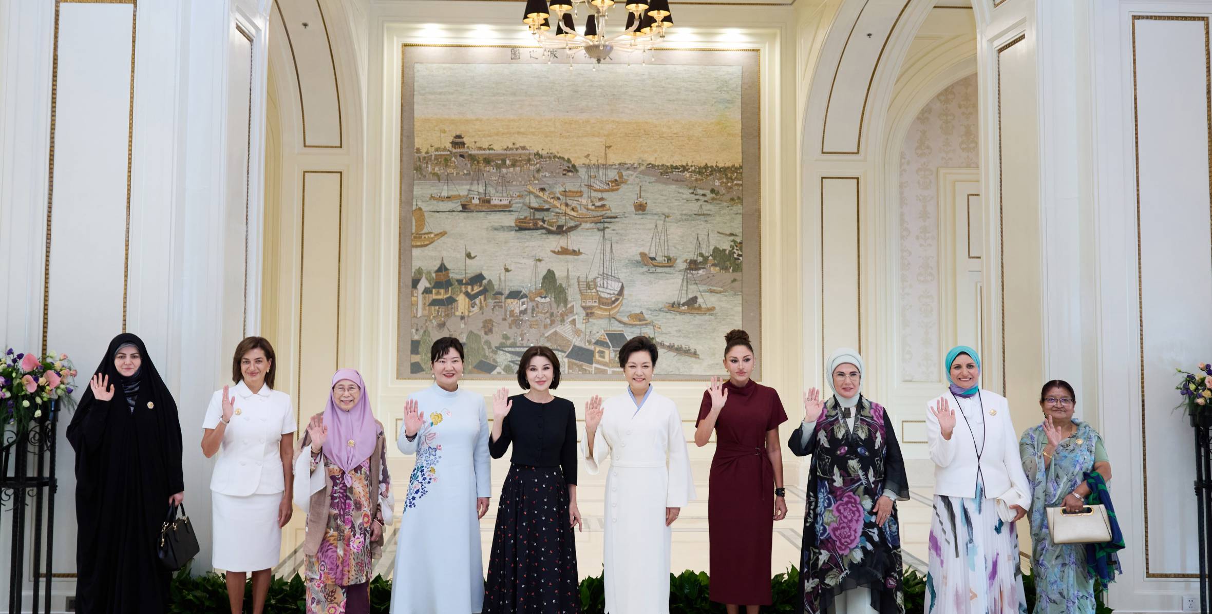 Birinci xanım Mehriban Əliyeva “ŞƏT plyus” formatında görüşə qatılan dövlət və hökumət başçılarının xanımları ilə birlikdə gəmi gəzintisində iştirak edib