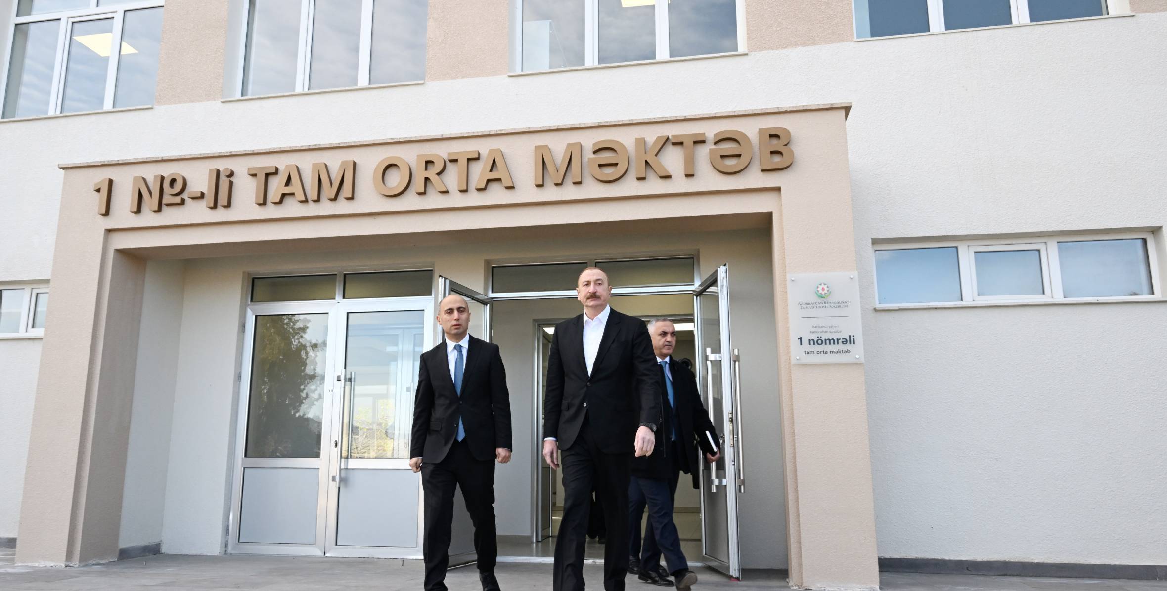 İlham Əliyev Xankəndi şəhərinin Kərkicahan qəsəbə 1 nömrəli tam orta məktəbin binasının əsaslı təmirdən sonra açılışında iştirak edib