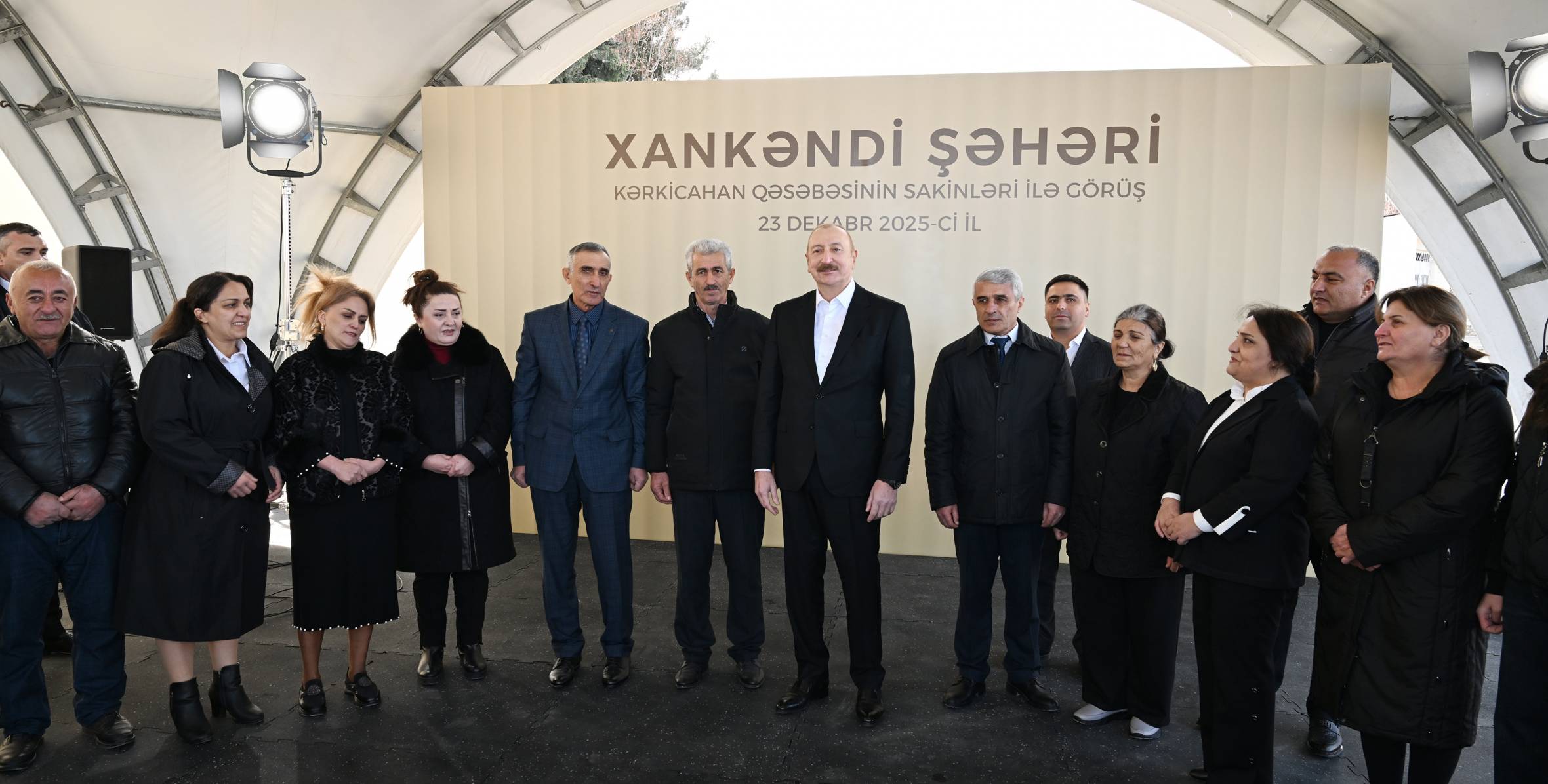 İlham Əliyev Kərkicahan qəsəbəsində buraya köçən sakinlərlə görüşüb