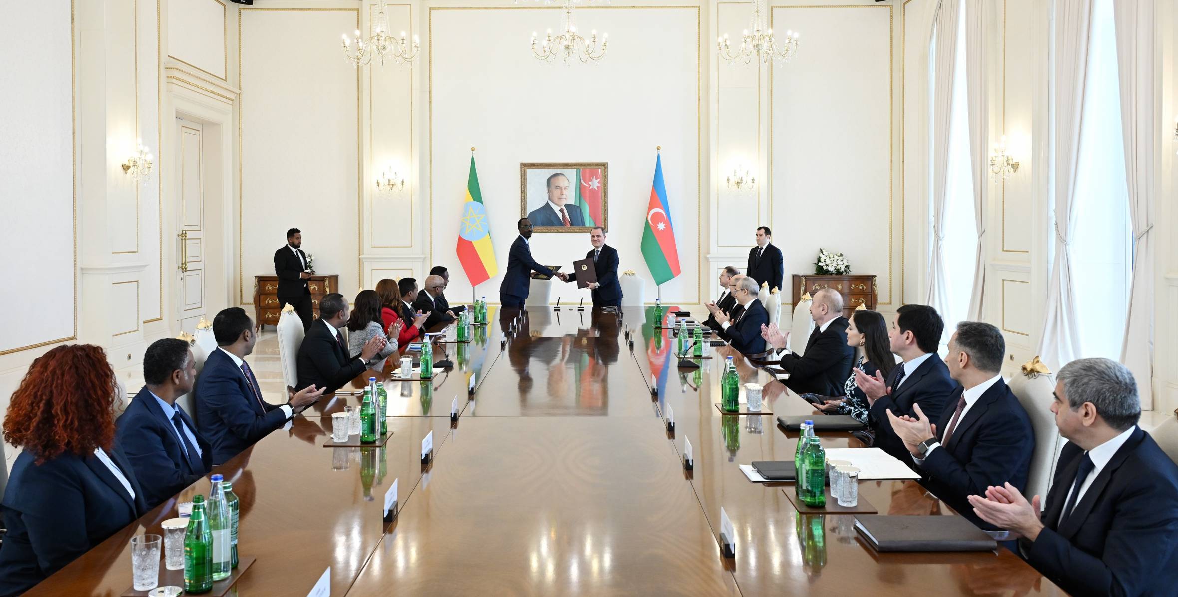 İlham Əliyevin Efiopiyanın Baş naziri ilə geniş tərkibdə görüşü olub və iki ölkə arasında bir sıra sənədlər imzalanıb