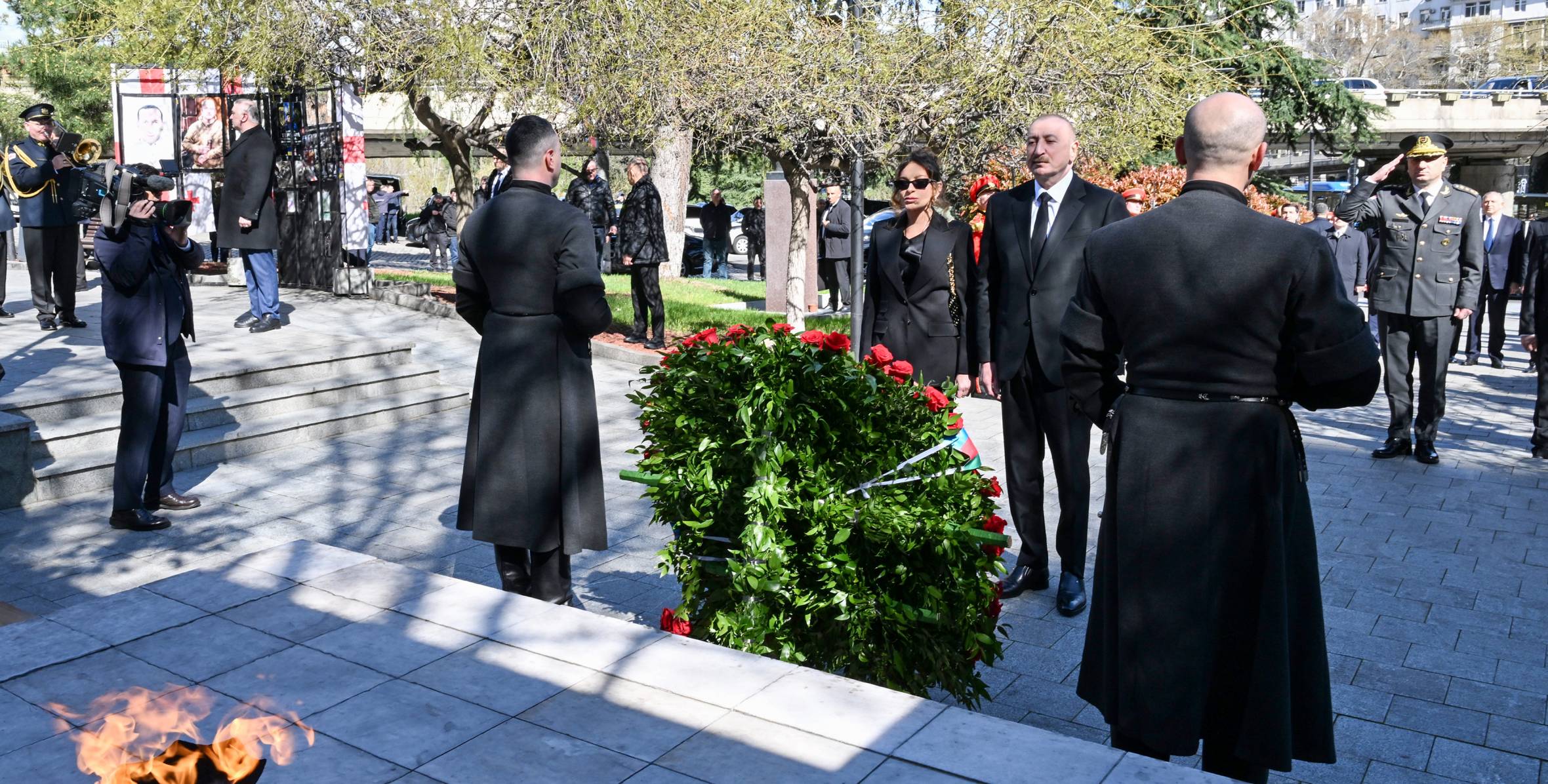 İlham Əliyev Tbilisidə Qəhrəmanlar Memorialını ziyarət edib