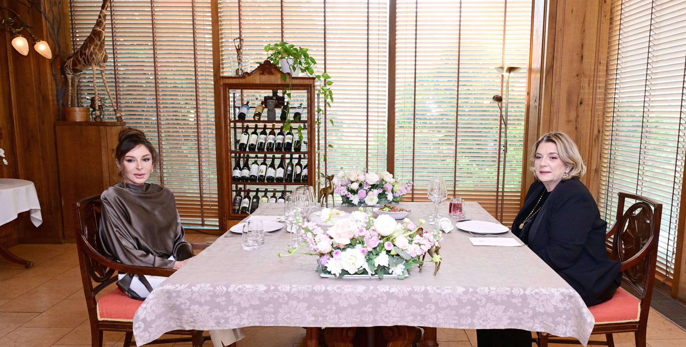 В Тбилиси от имени первой леди Грузии Тамар Багратиони был дан ланч в честь первой леди Азербайджанской Республики Мехрибан Алиевой