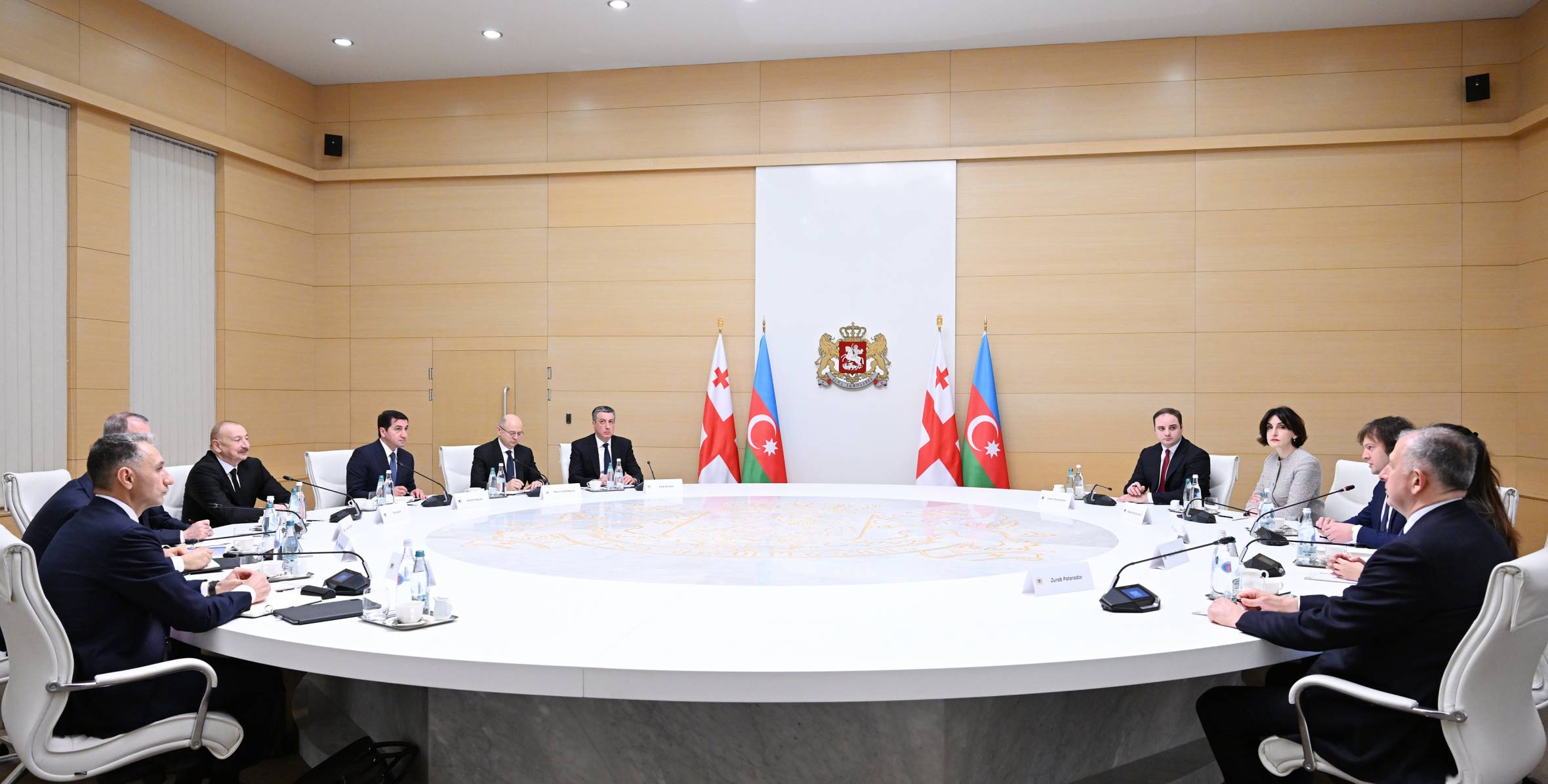 İlham Əliyevin Gürcüstanın Baş naziri İrakli Kobaxidze ilə geniş tərkibdə görüşü olub