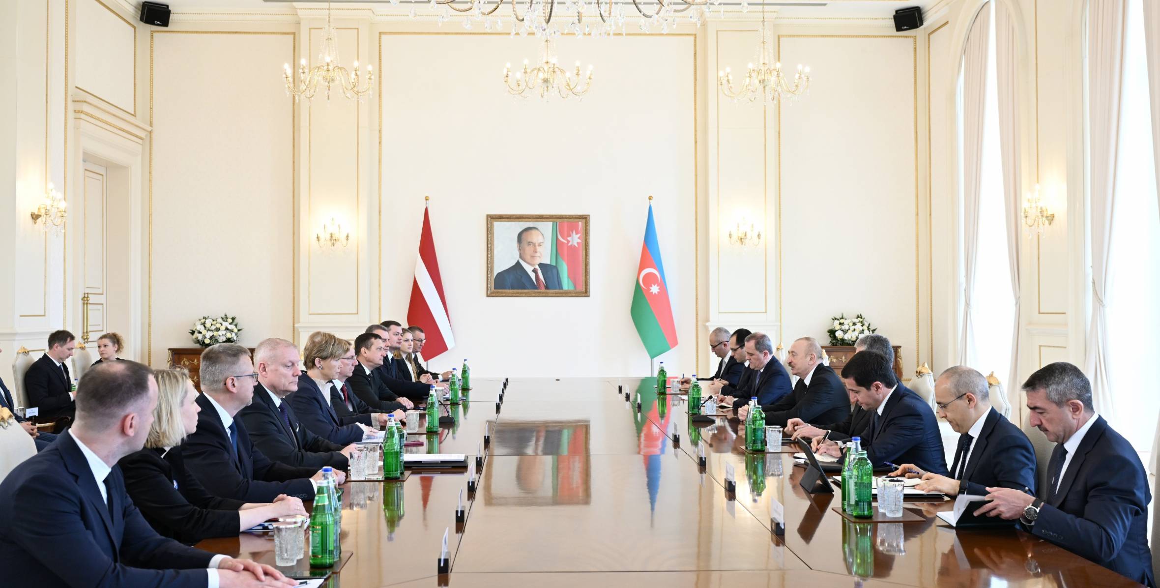 Azərbaycan və Latviya prezidentlərinin geniş tərkibdə görüşü keçirilib