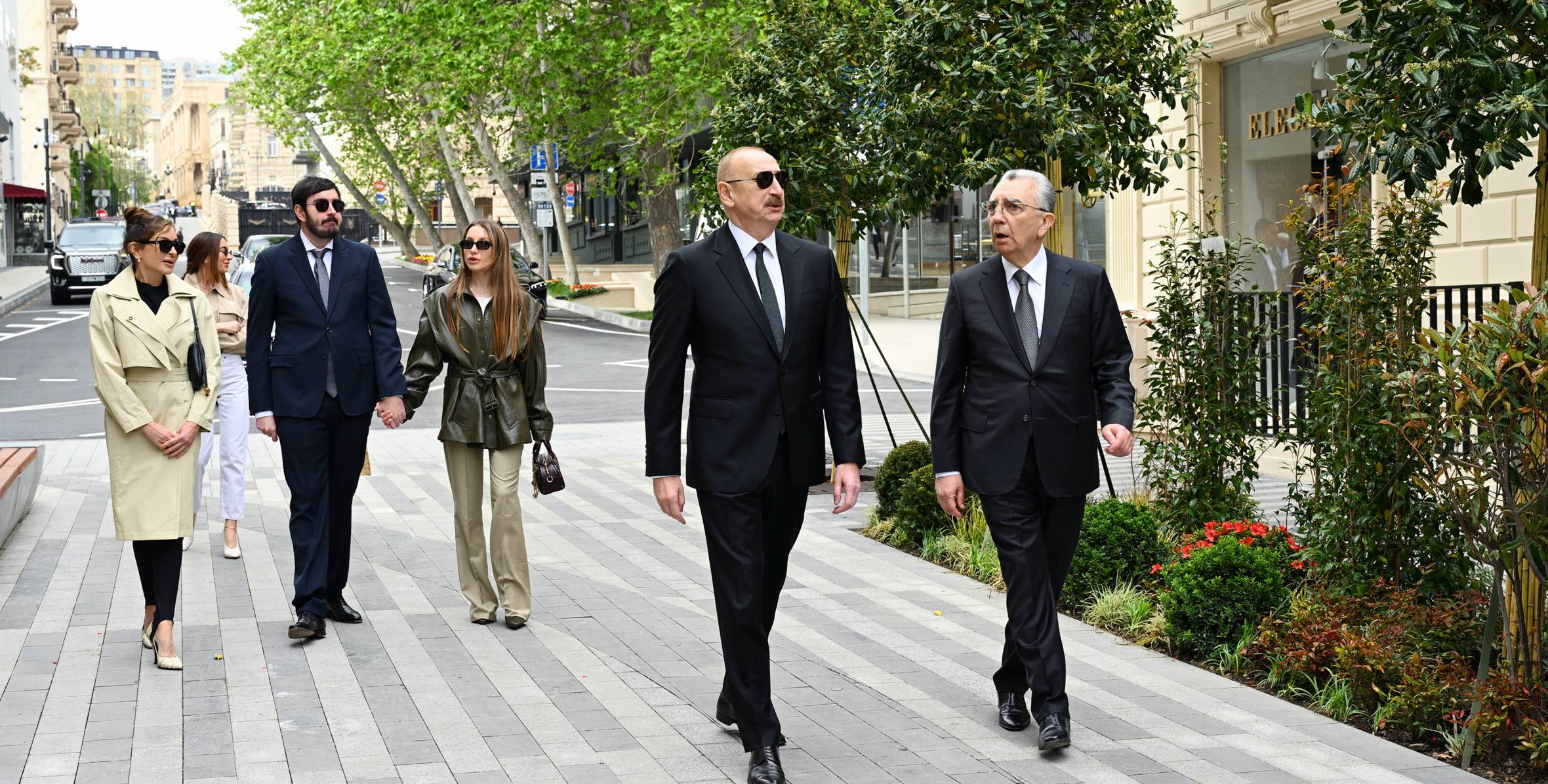 İlham Əliyev Bakının İslam Səfərli küçəsinin yenidənqurmadan sonra açılışında iştirak edib