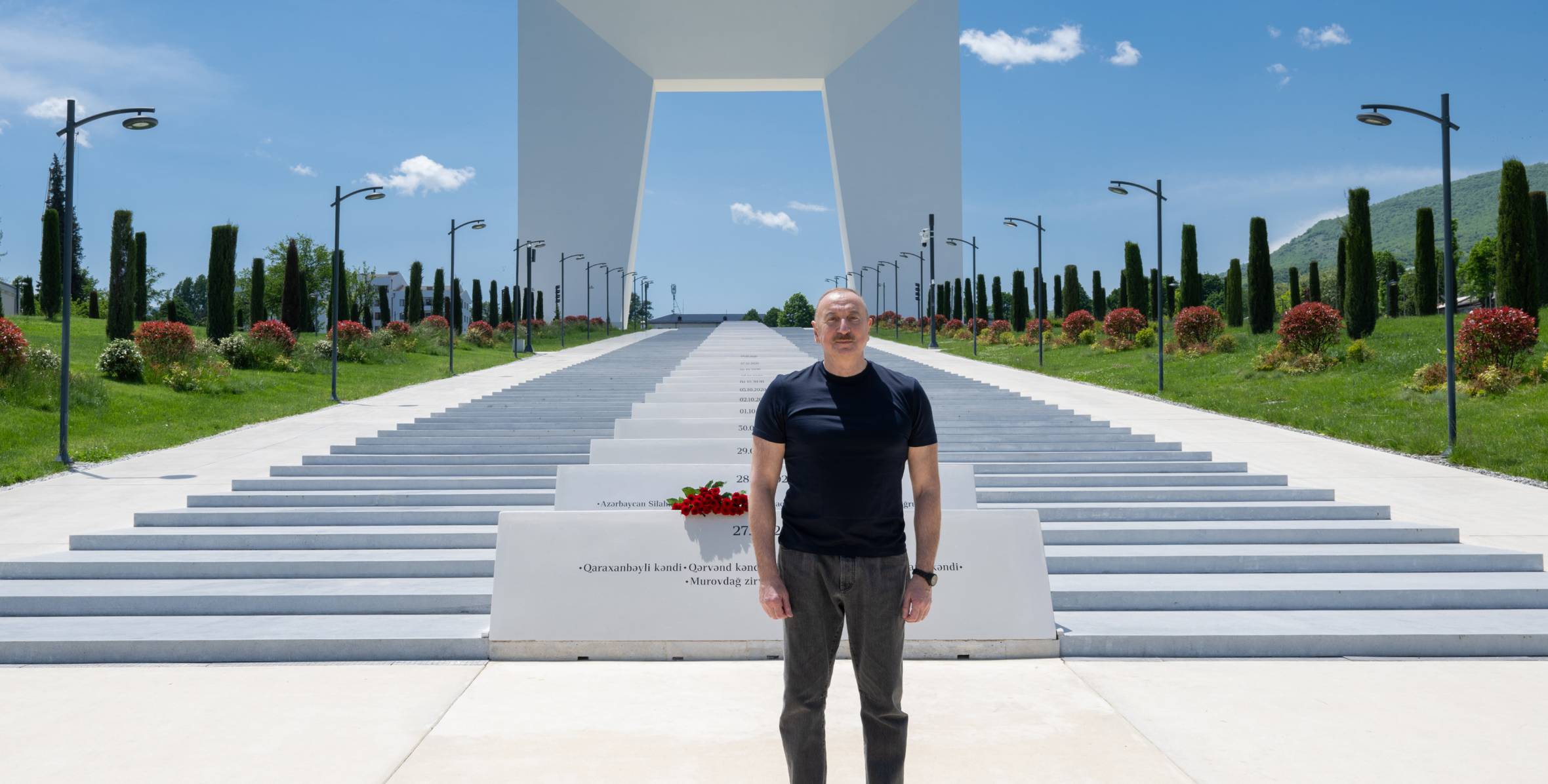 İlham Əliyev Xankəndi şəhərində Zəfər tağının önünə gül dəstələri düzüb