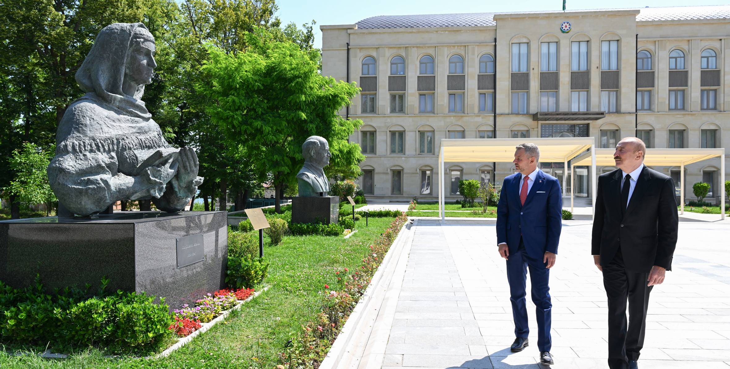 İlham Əliyev və Peter Pelleqrini Şuşada Azərbaycanın tanınmış şəxsiyyətlərinin işğal dövründə güllələnmiş büstlərinə baxıblar