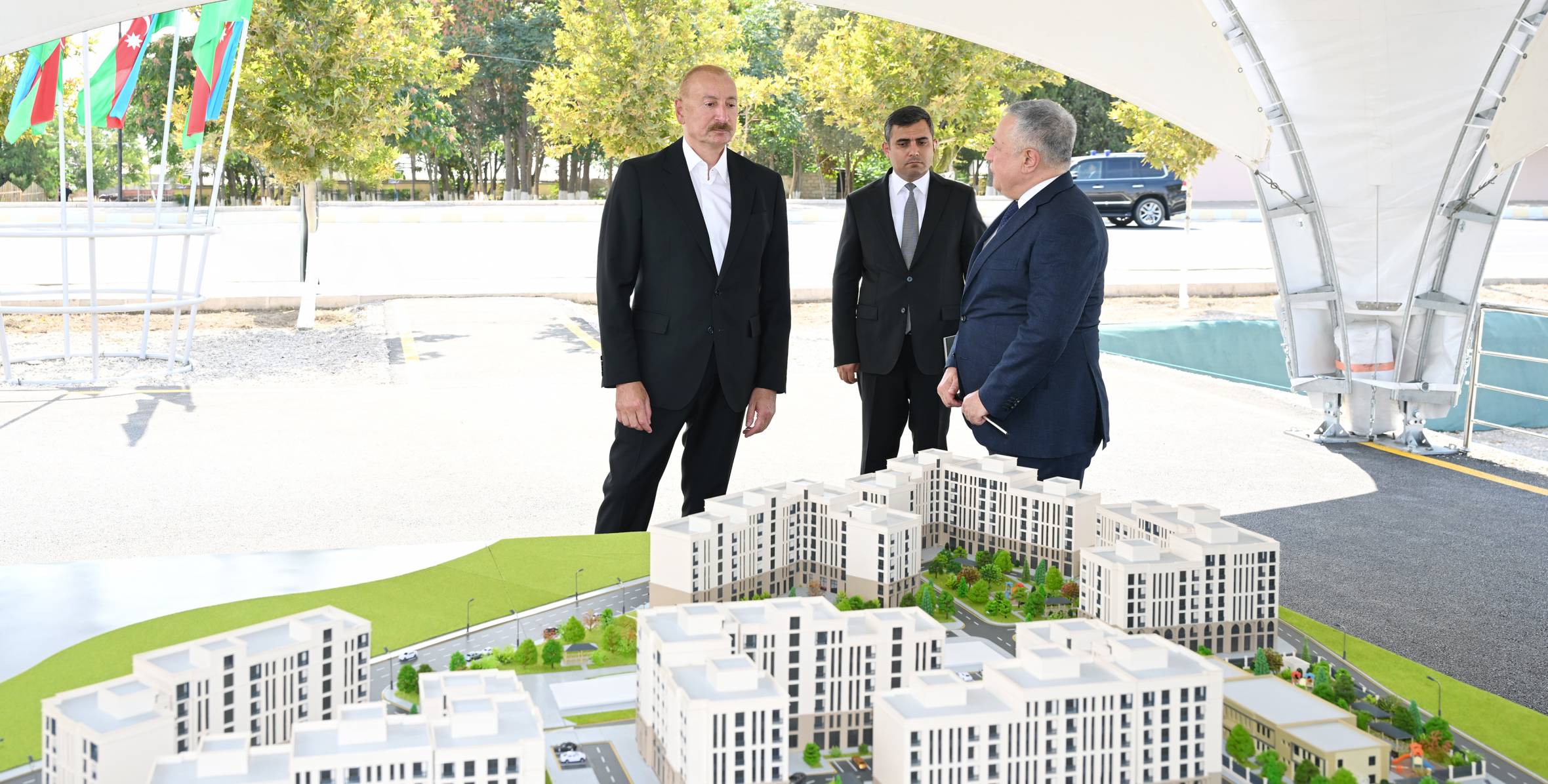 İlham Əliyev Naxçıvan şəhərində sosial evlər kompleksinin təməlini qoyub