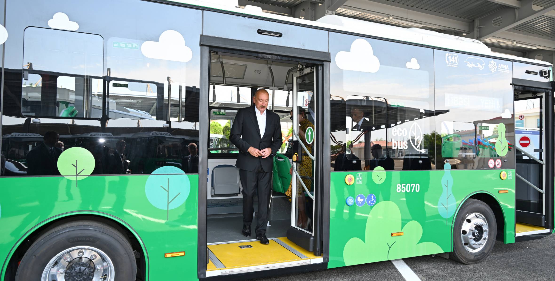 İlham Əliyev Naxçıvanda elektrik mühərrikli yeni avtobuslara baxıb, dəmir yolu infrastrukturunda aparılan yenidənqurma işləri ilə tanış olub