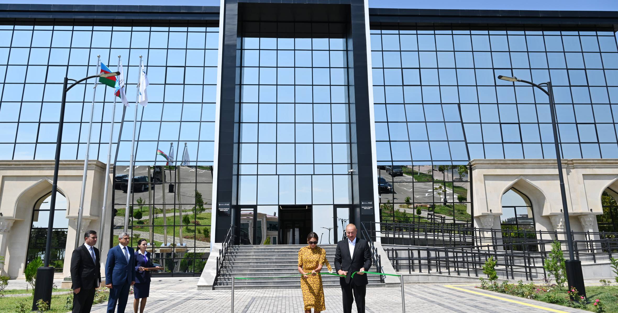 İlham Əliyev Əmək və Əhalinin Sosial Müdafiəsi Nazirliyinin tabeliyində olan DOST Agentliyinin Naxçıvan Regional DOST Mərkəzinin açılışında iştirak edib