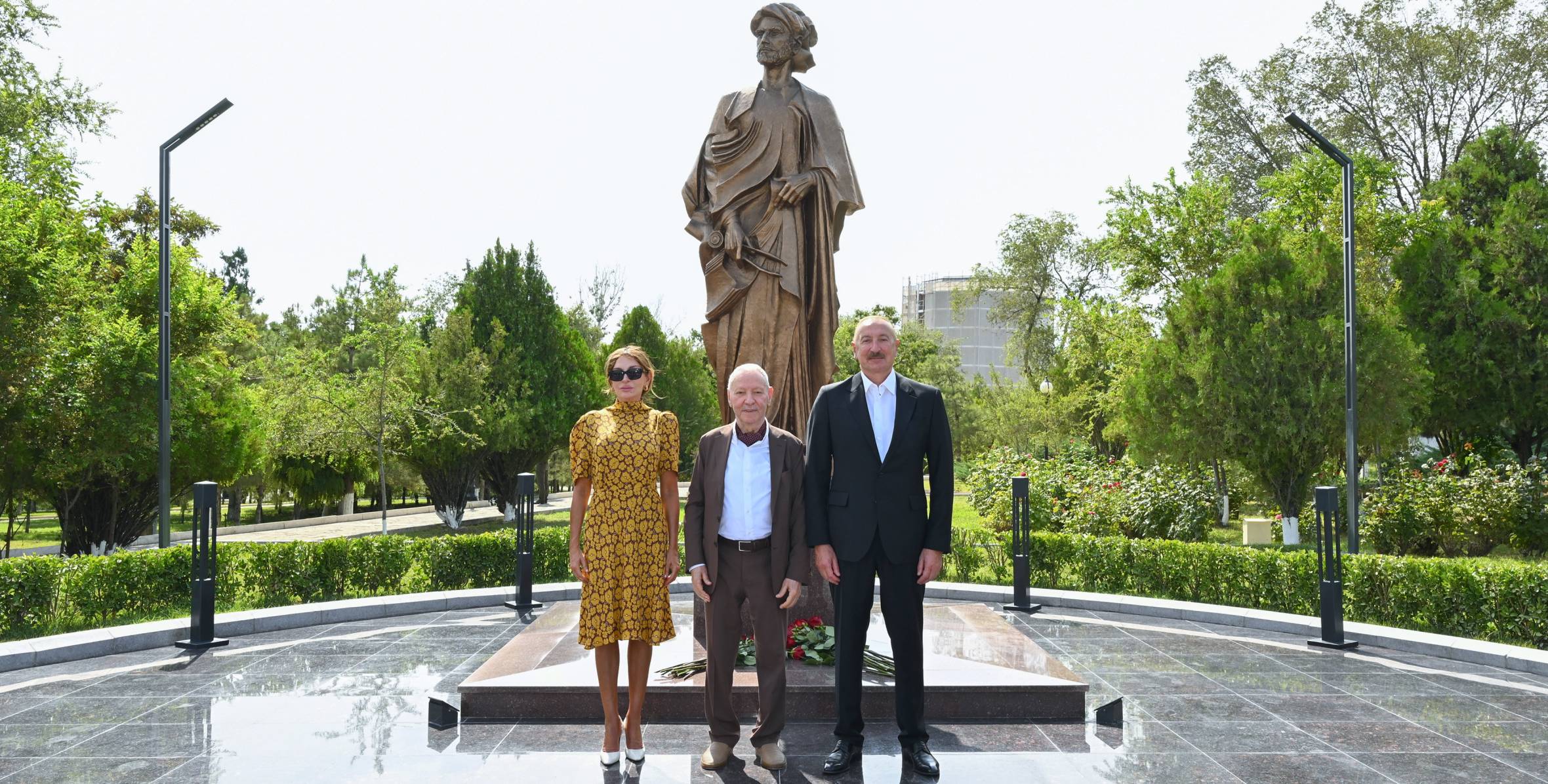 İlham Əliyev Naxçıvan şəhərindəki “Əcəmi seyrangahı” istirahət kompleksində memar Əcəmi Naxçıvaninin abidəsinin açılışında iştirak edib