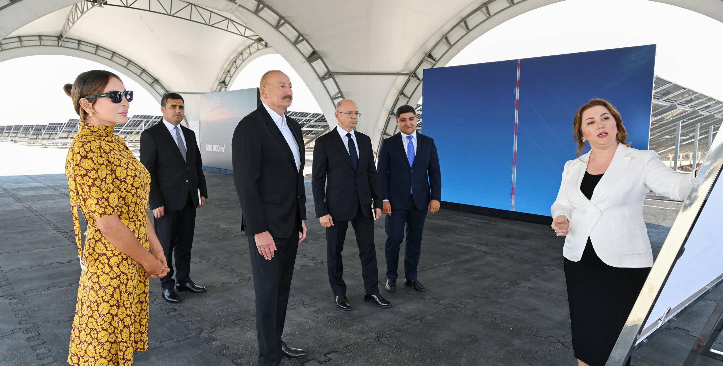 İlham Əliyev Naxçıvan şəhərində “Şəms 1” və “Qərbi Üfüq” Günəş Elektrik stansiyalarında görülən işlərlə tanış olub