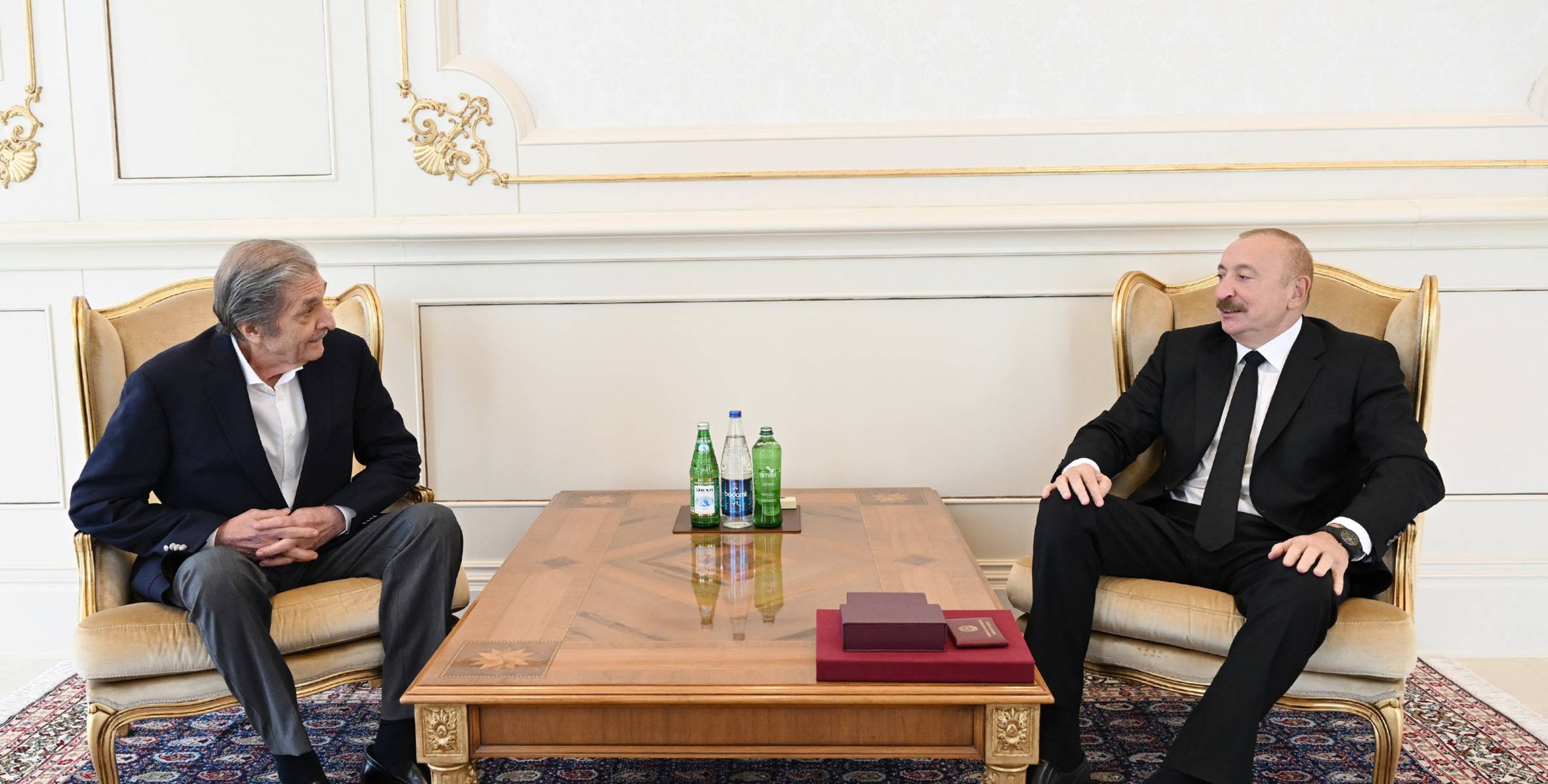 İlham Əliyev Fərhad Xəlilova “İstiqlal” ordenini təqdim edib