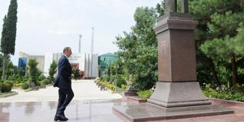 Ilham Aliyev visited the statue of nationwide leader Heydar Aliyev in Jalilabad